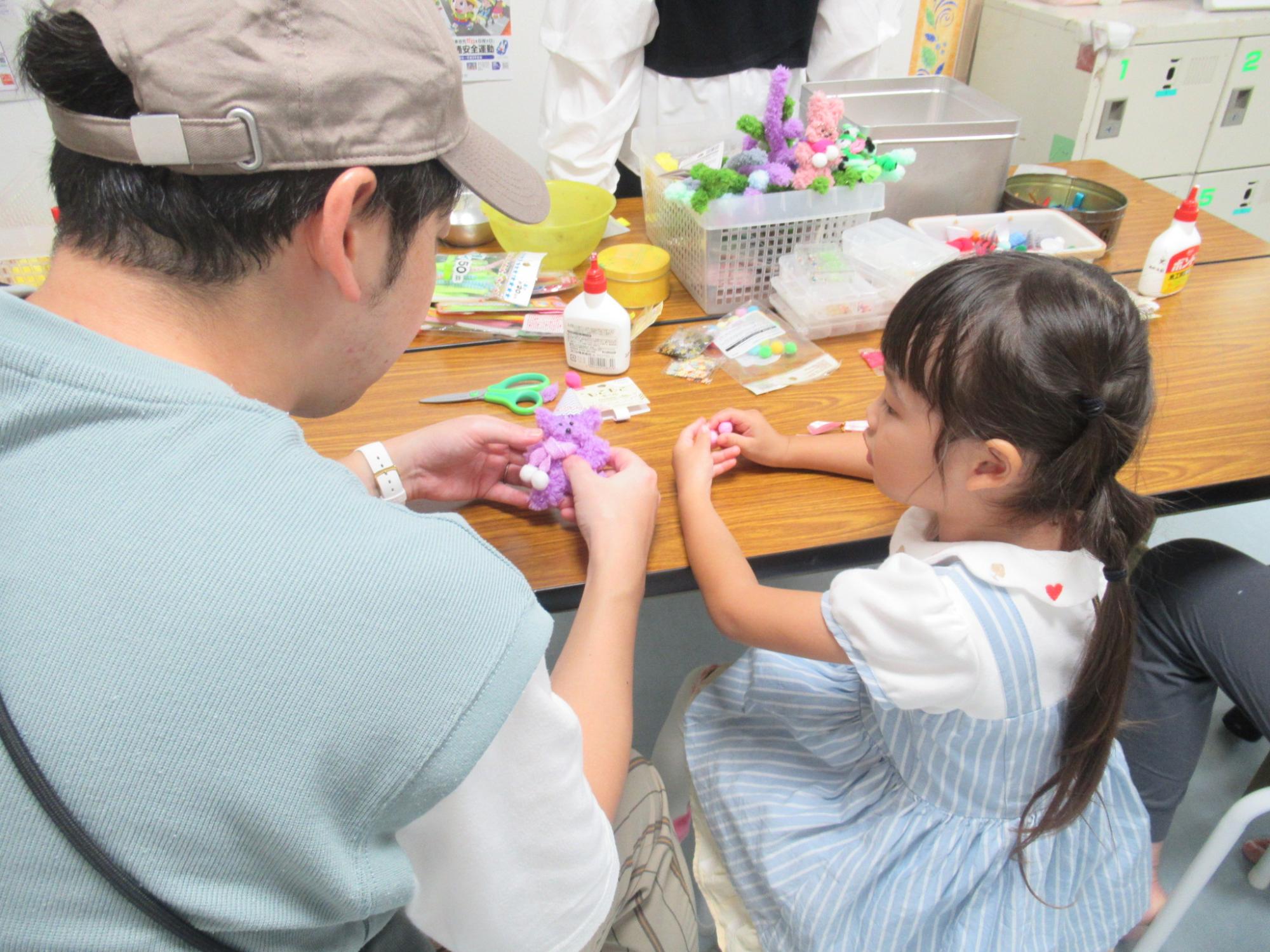 モールドールを作っている幼児の写真