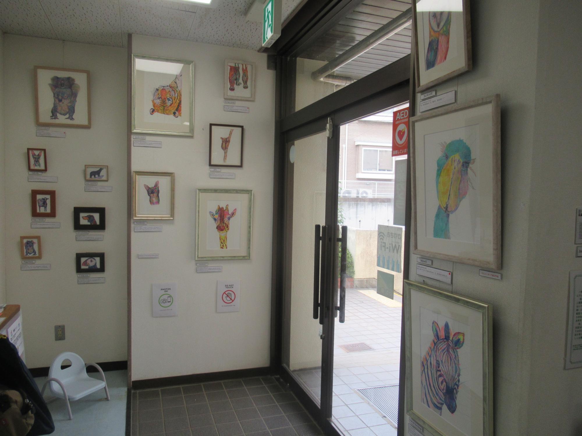 絵を展示している写真