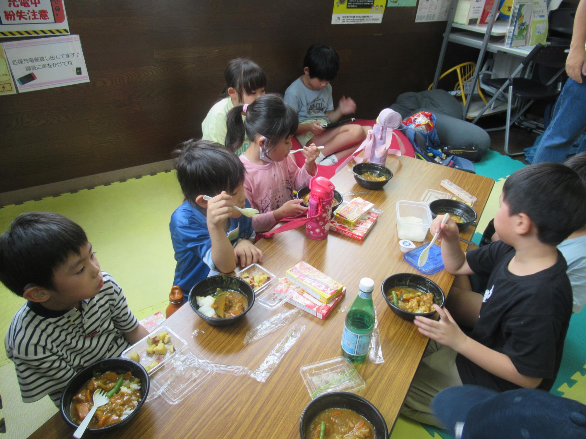 カレーを食べている子どもの写真