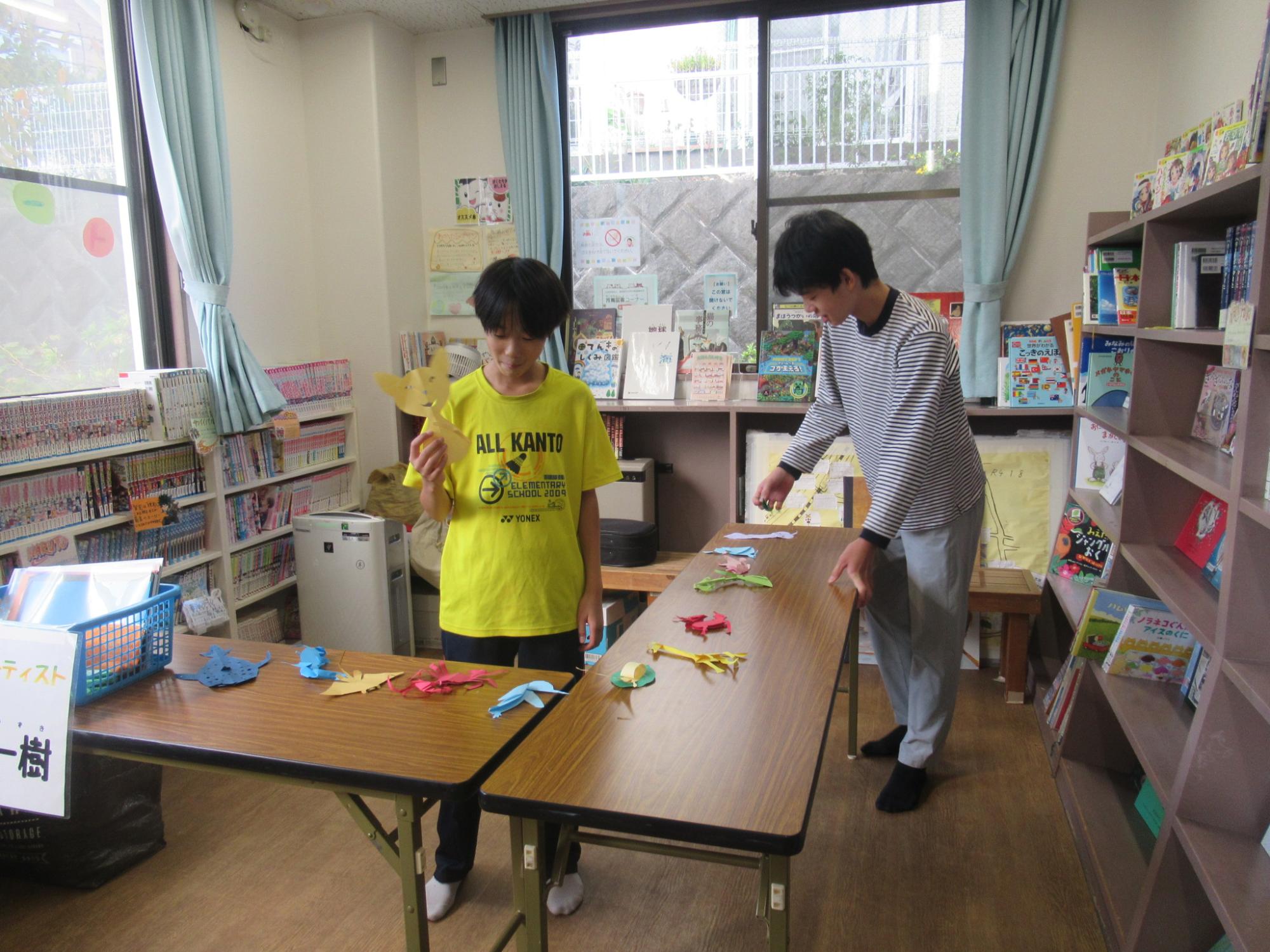 切り紙をしている中学生の写真