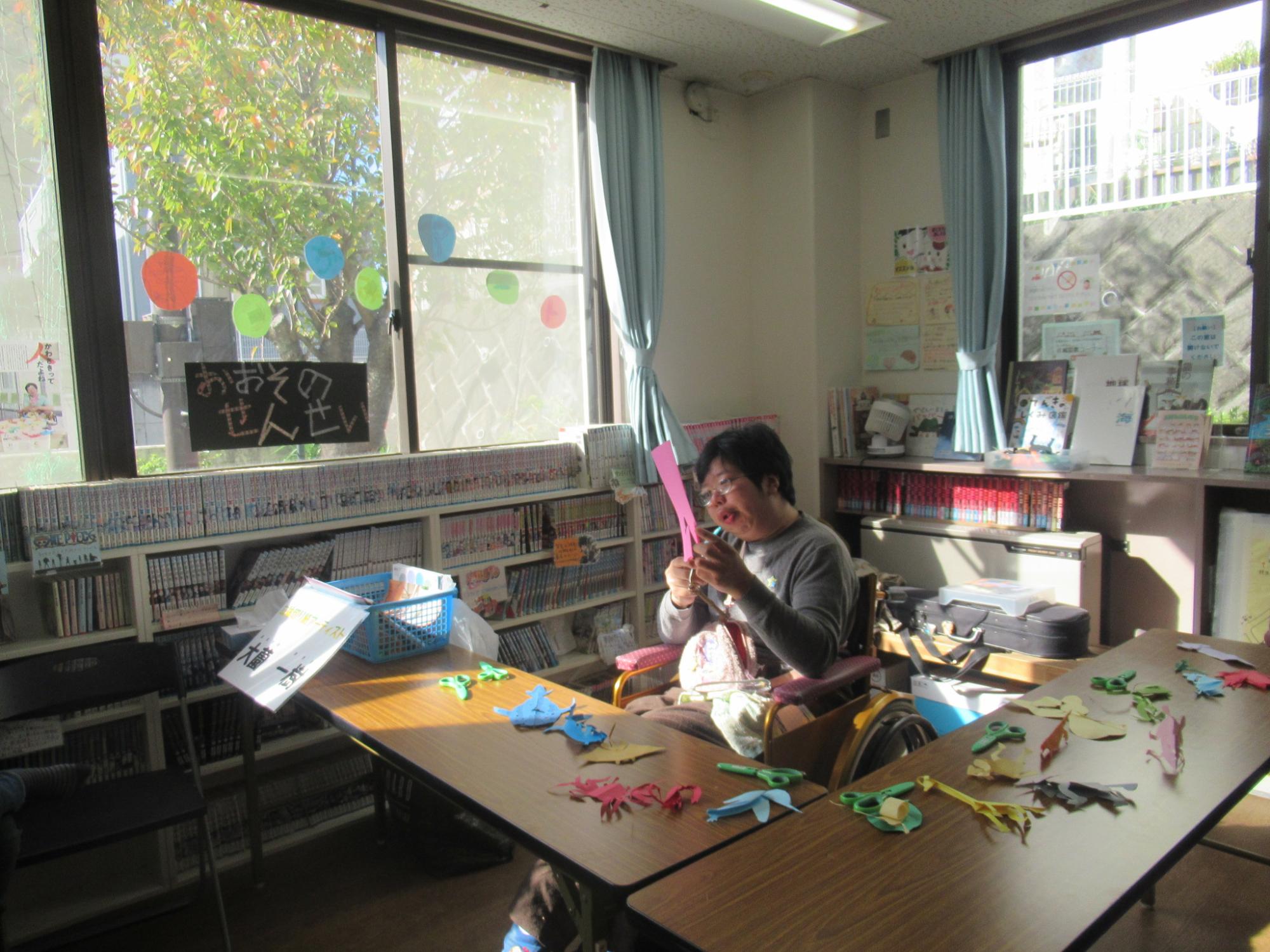 切り紙アートを披露している講師の写真