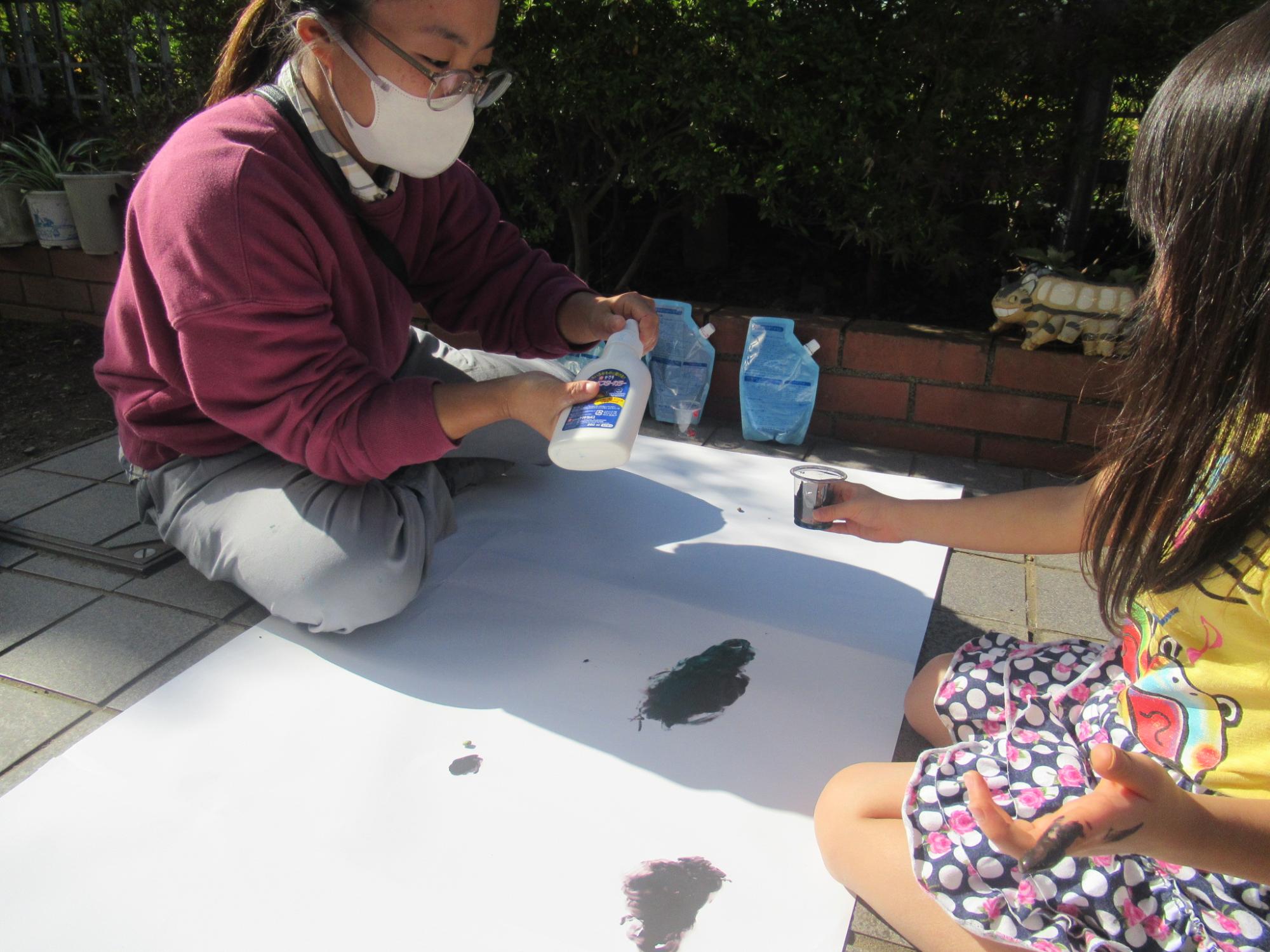 絵の具で絵を描いている写真