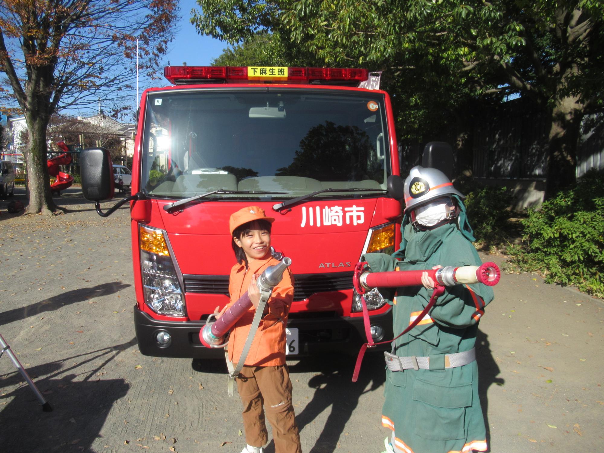 消防の服を着ている子どもの写真
