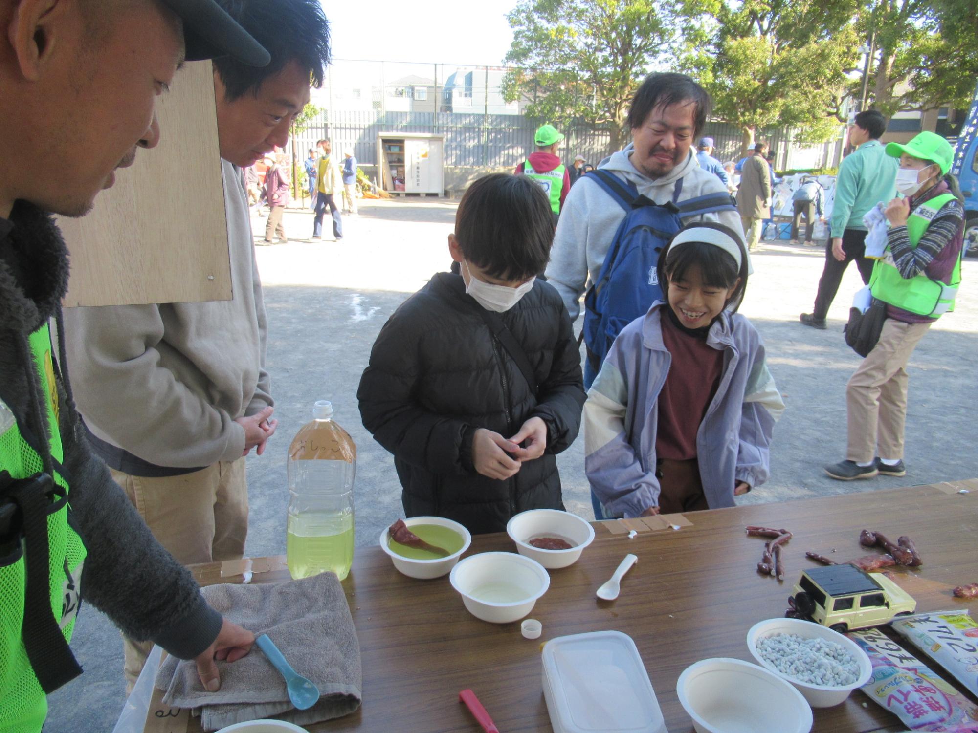 防災トイレを学んでいる子どもの写真