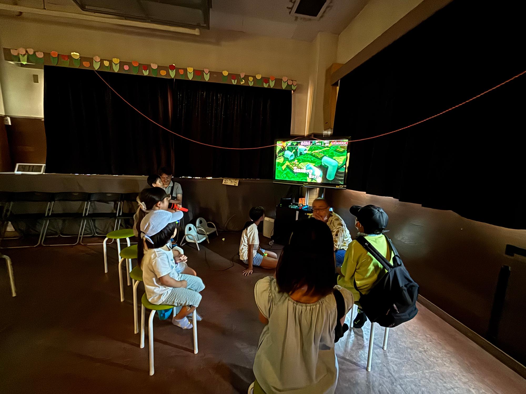 カラオケをしている写真