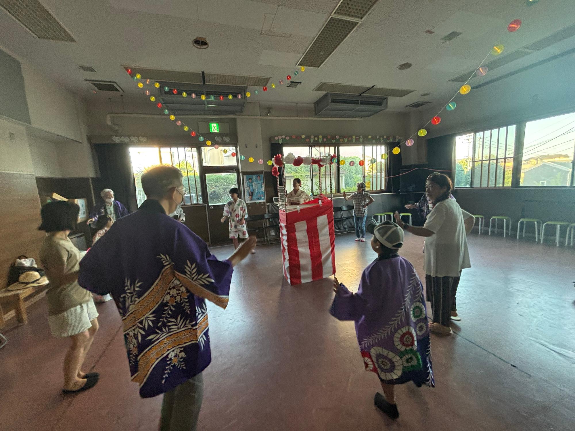盆踊りをしている写真