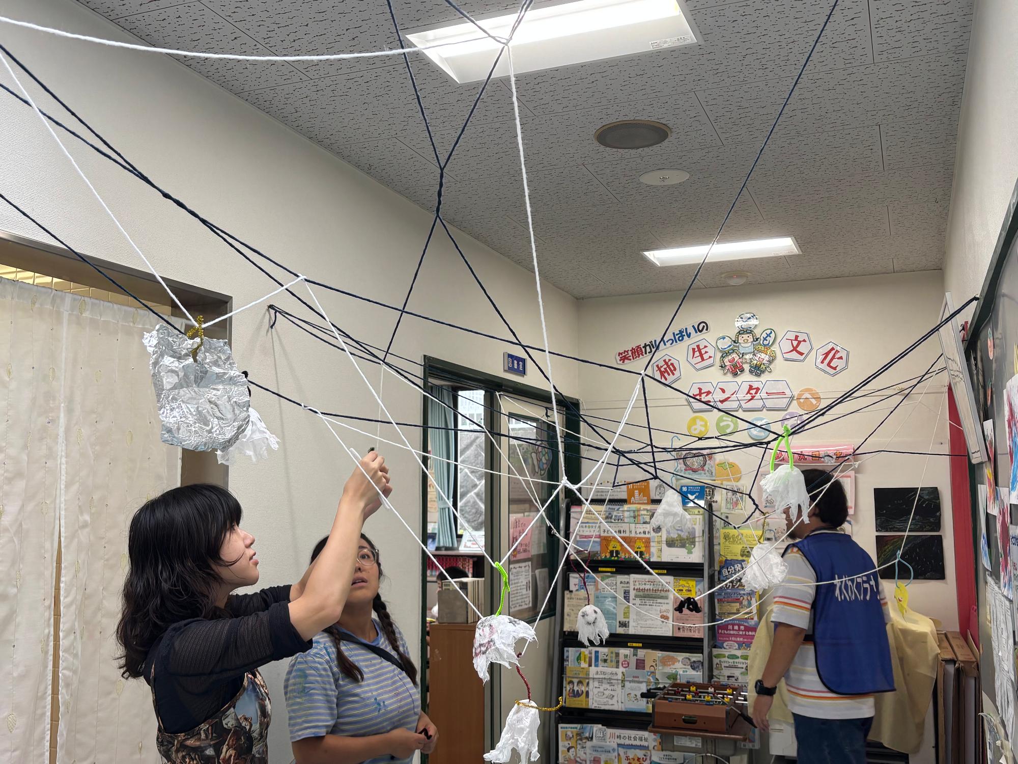 工作をしている講師の写真