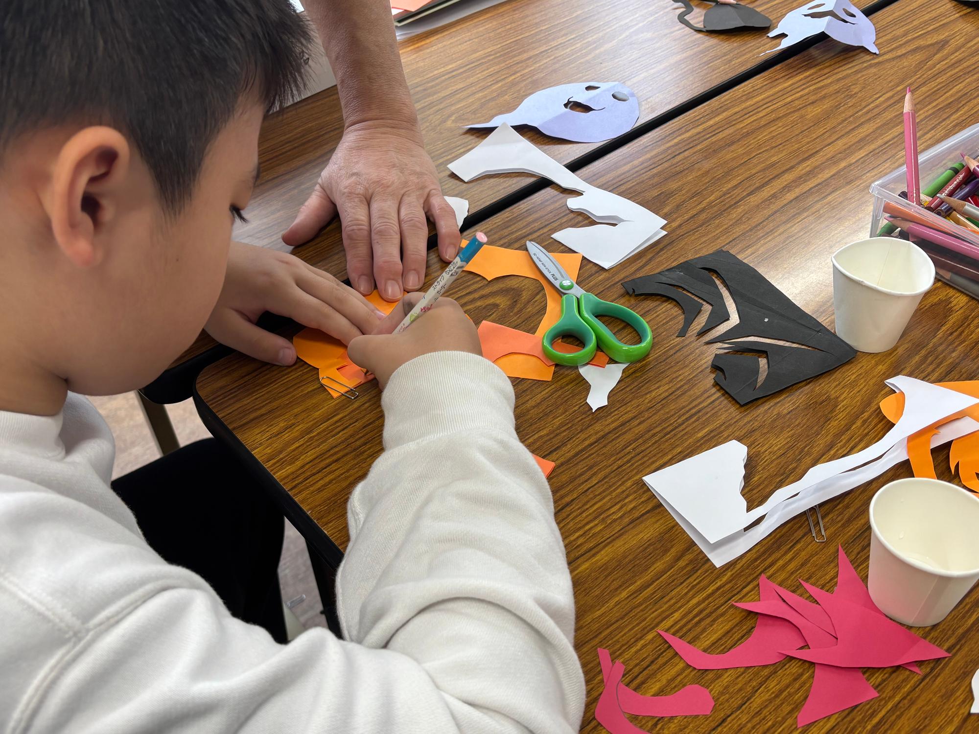 切り紙をしている写真