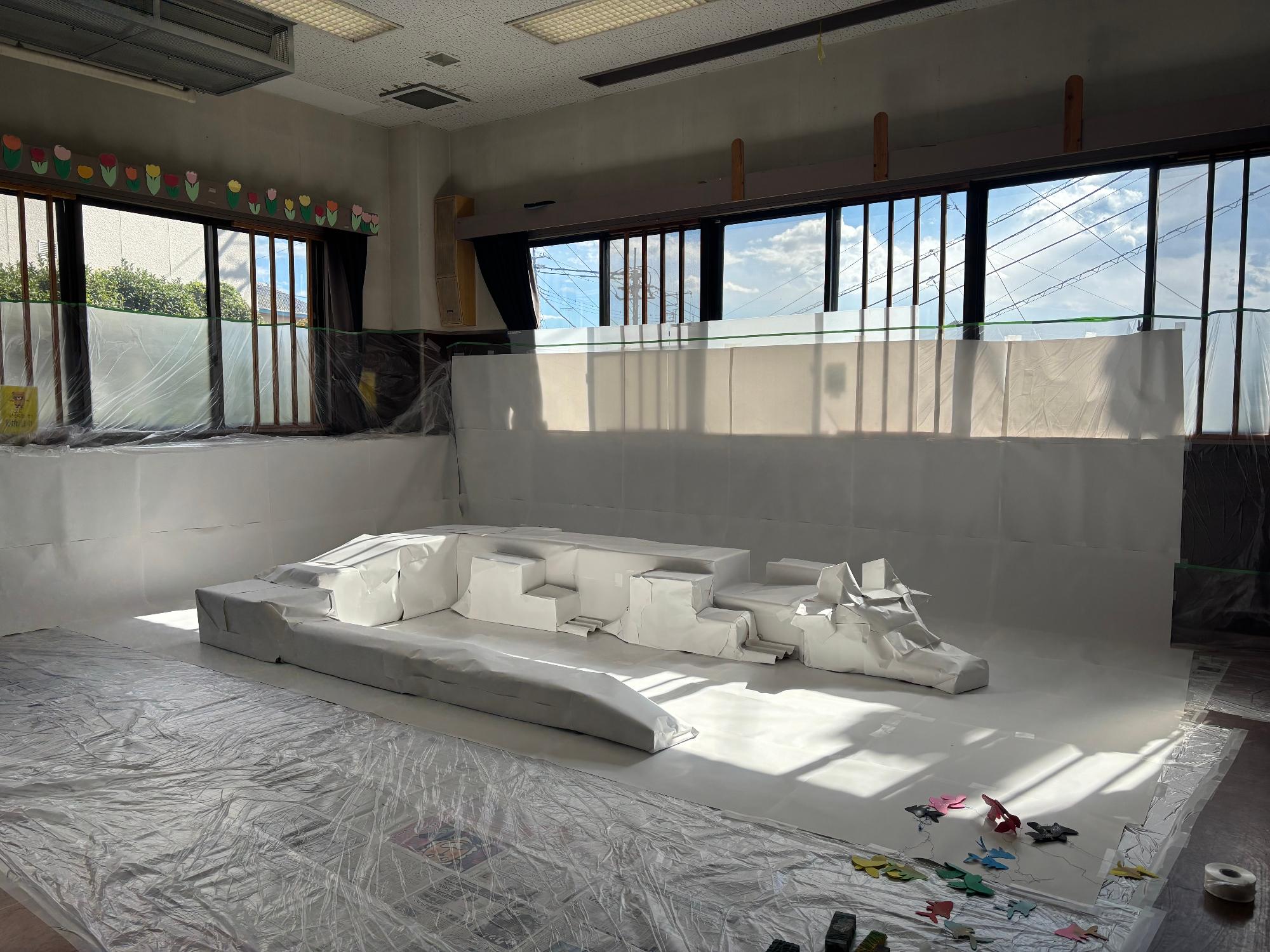 真っ白なドラゴンの模型