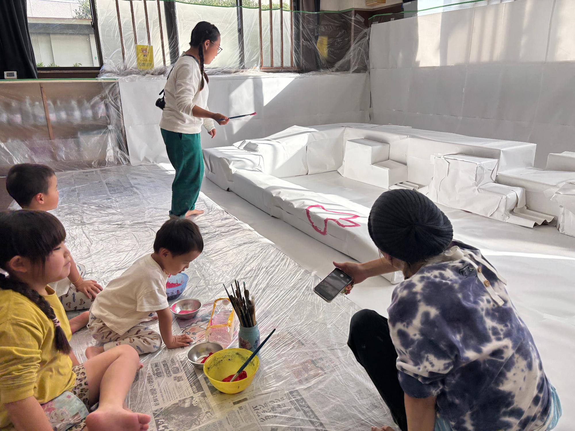 白いキャンバスに絵を描いている写真