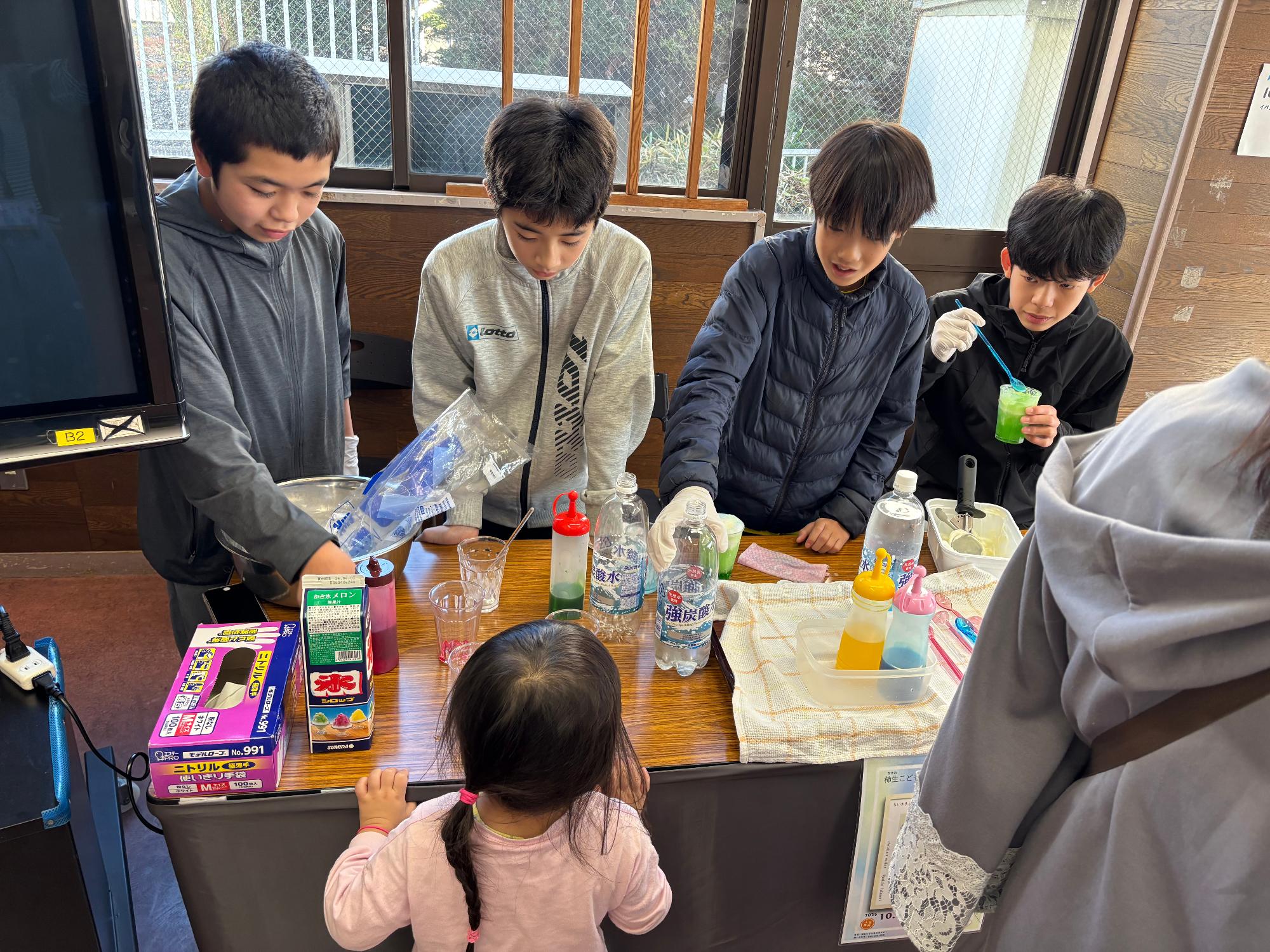 クリームソーダを作っている中学生の写真