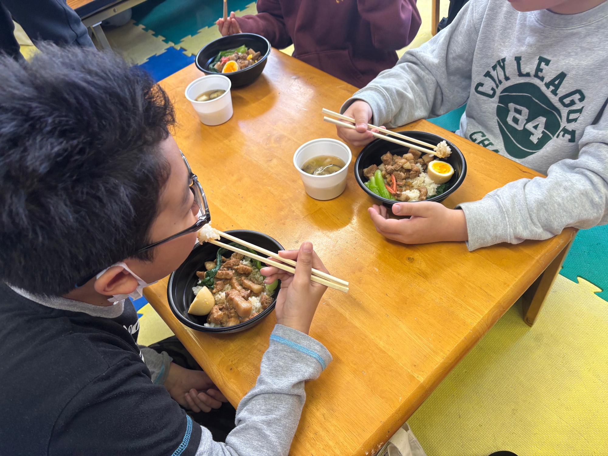 ご飯を食べているこどもの写真