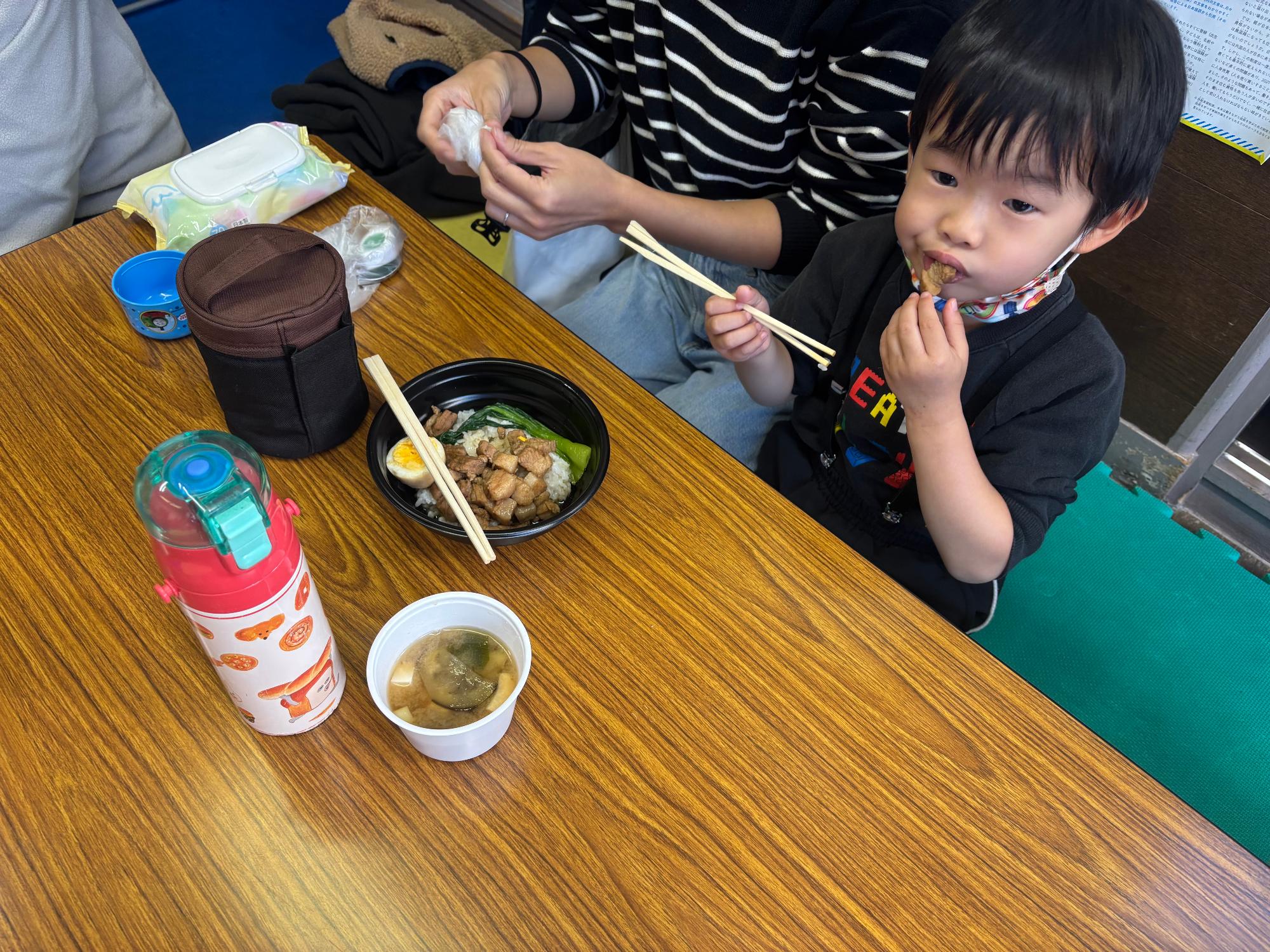 ご飯を食べている幼児の写真