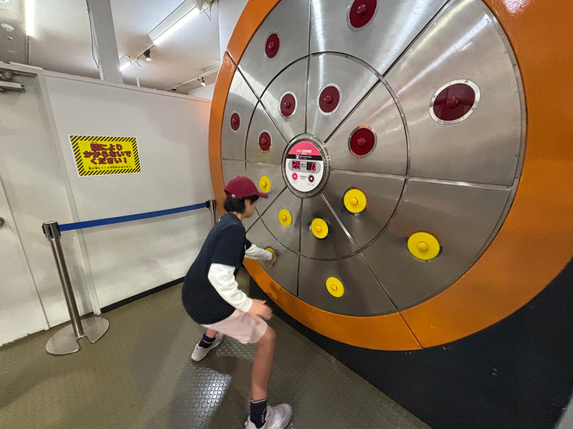 遊具で遊んでいる子どもの写真