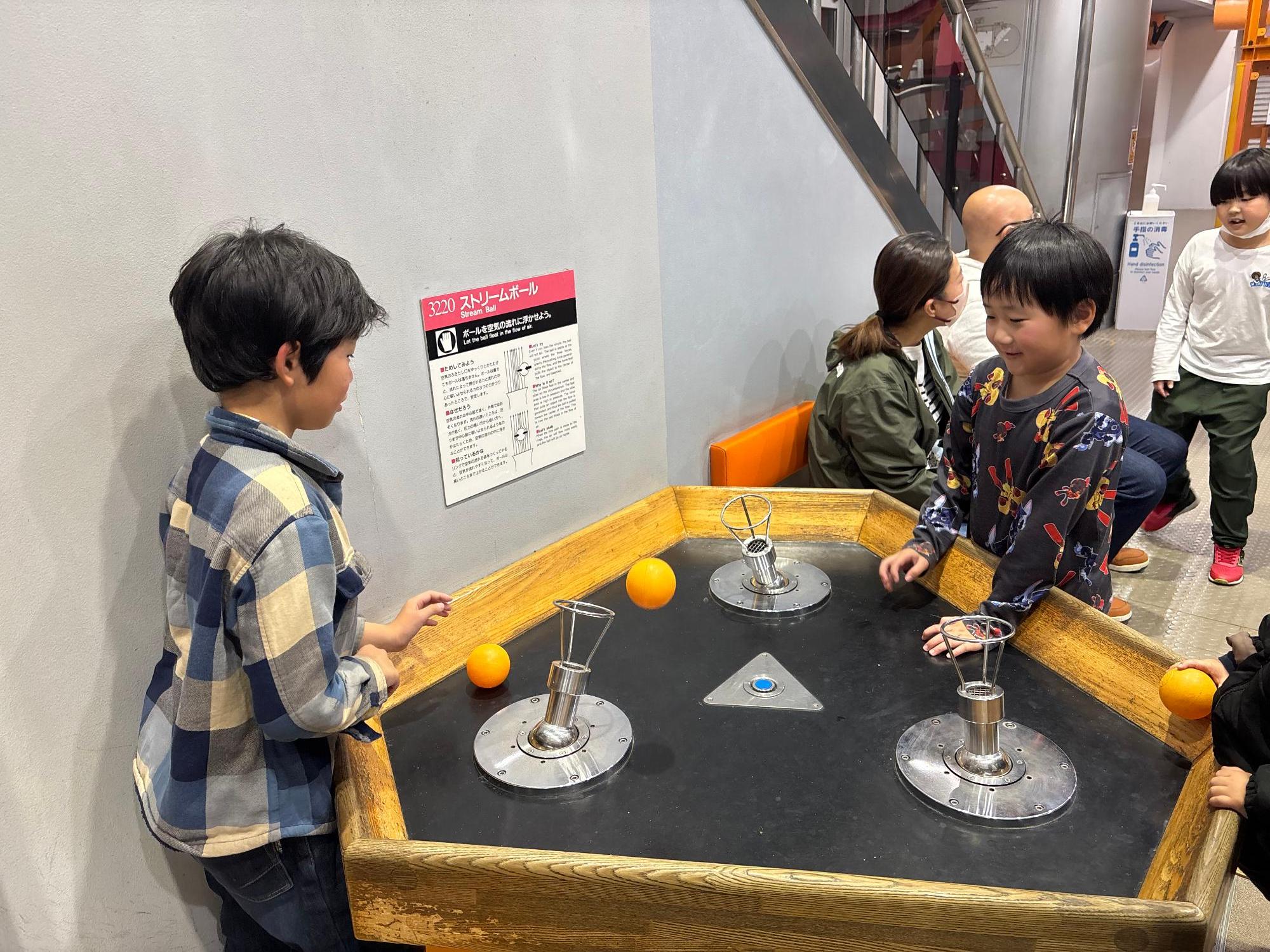 遊具で遊んでいる子どもの写真