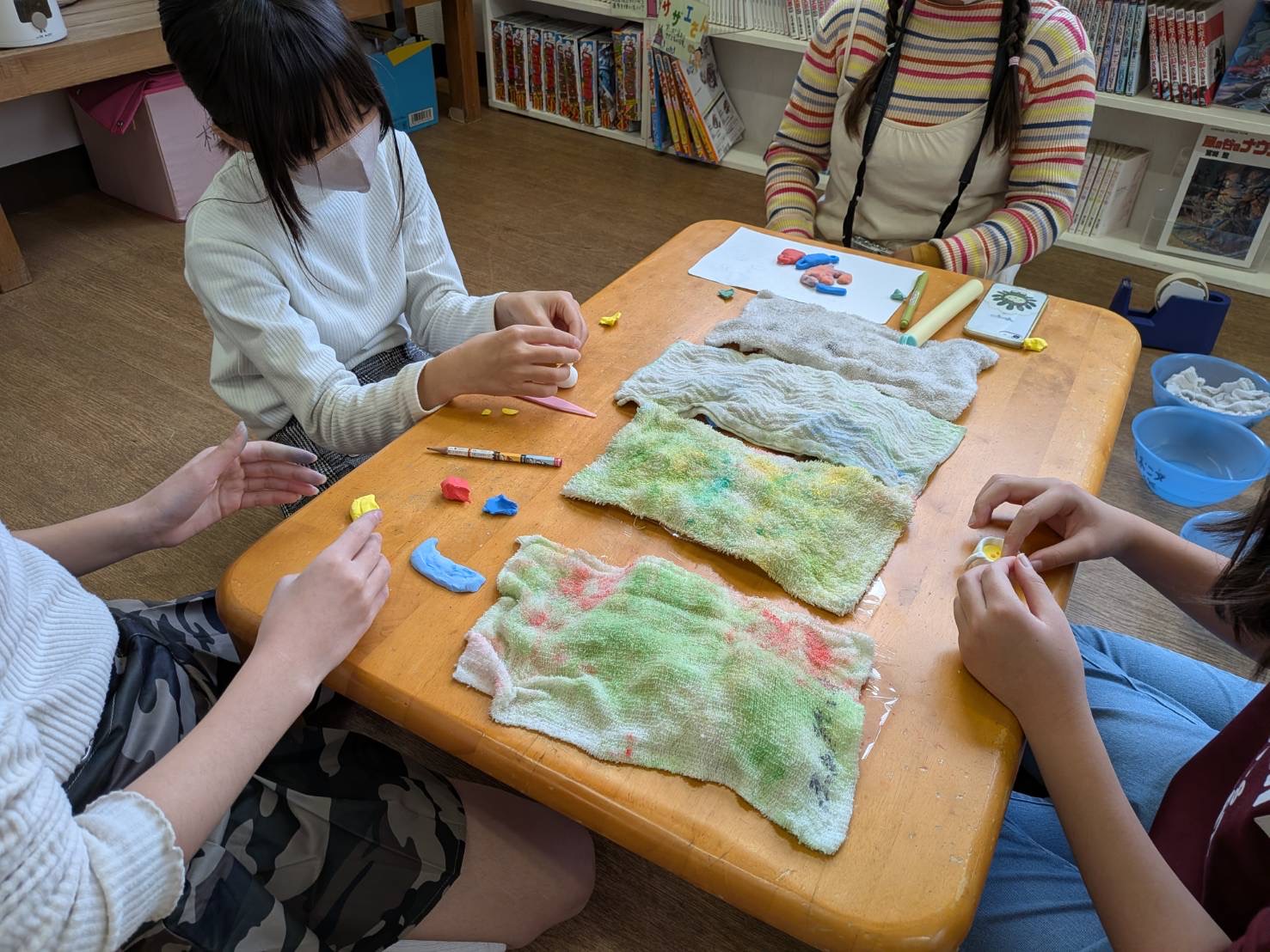 粘土工作をしている写真