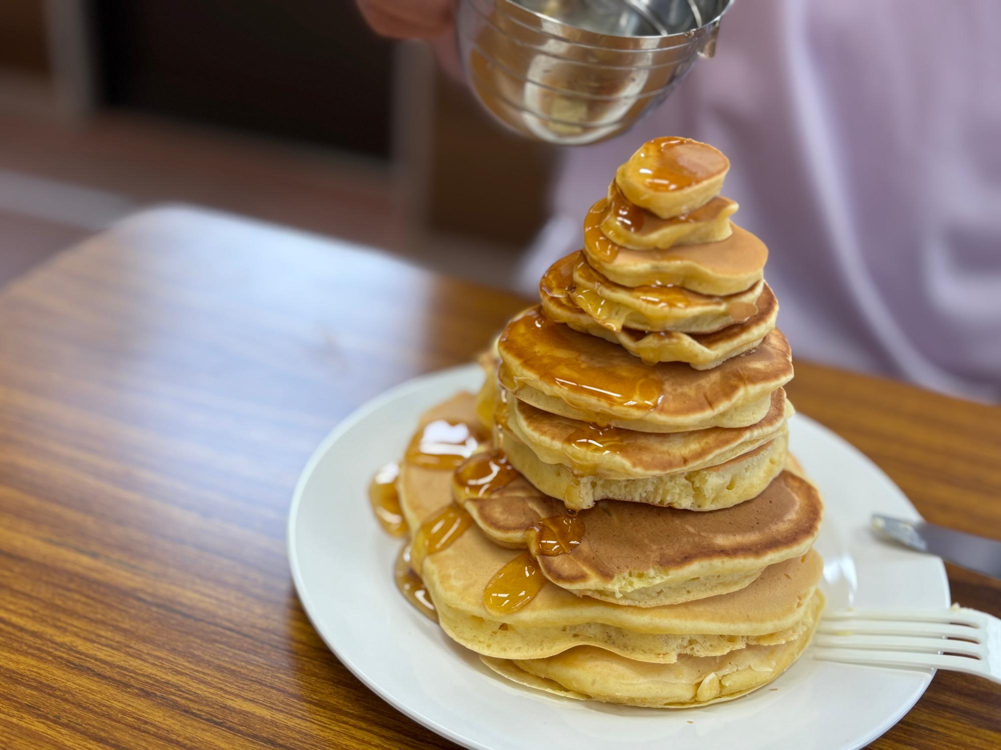 何段にも重なっているホットケーキの写真
