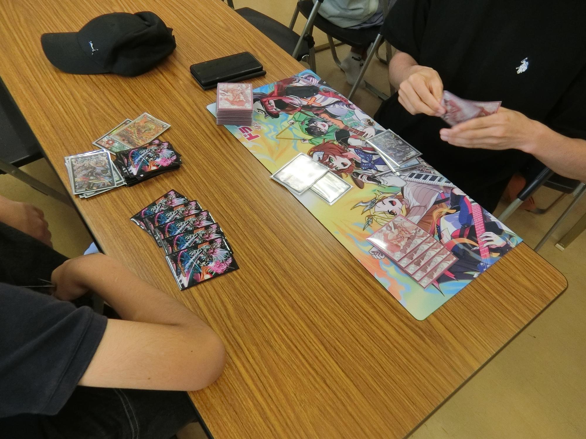 デュエマ大会で集中して行う児童たちです