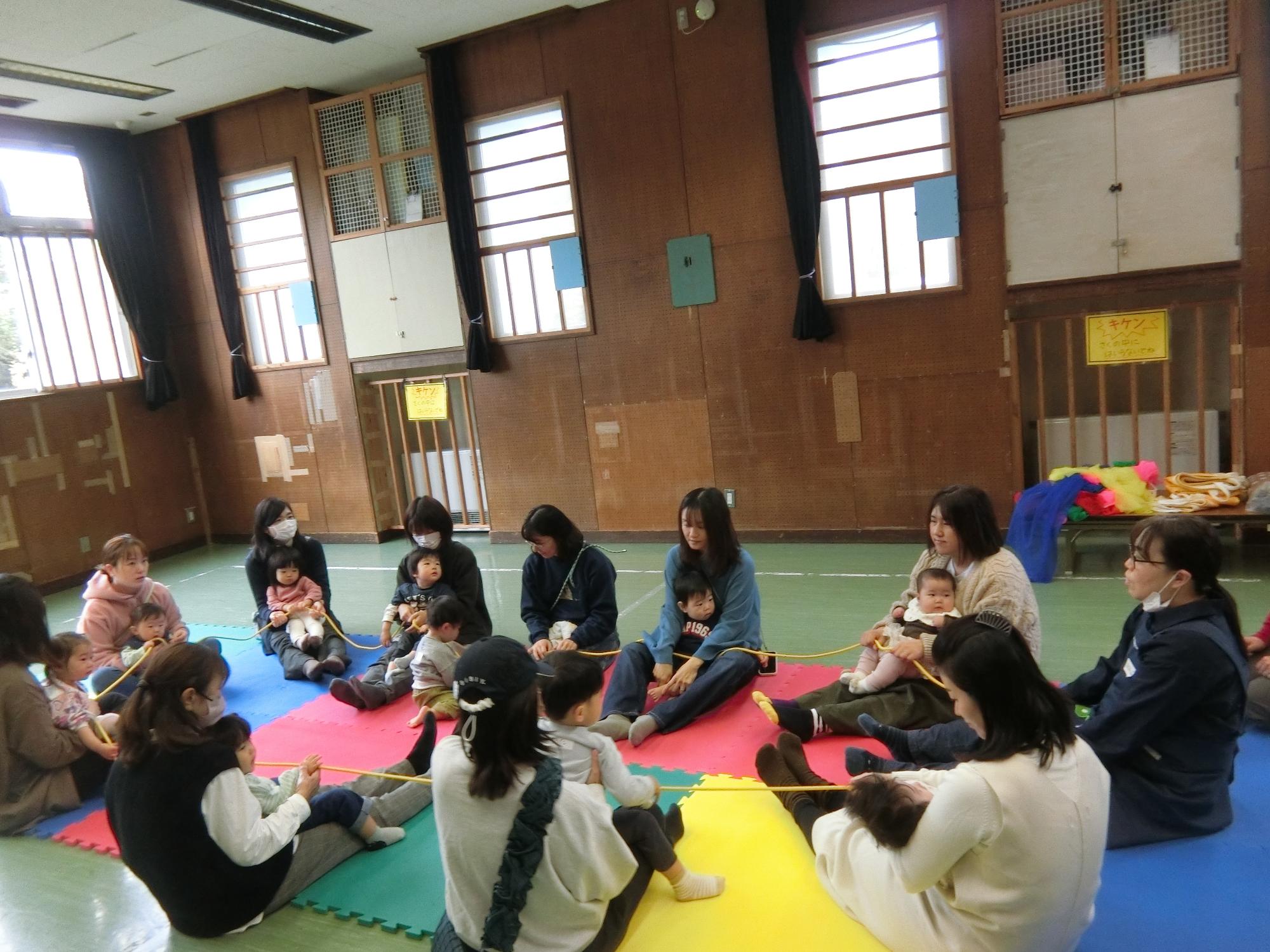 参加者同士で円になって遊んでいる様子