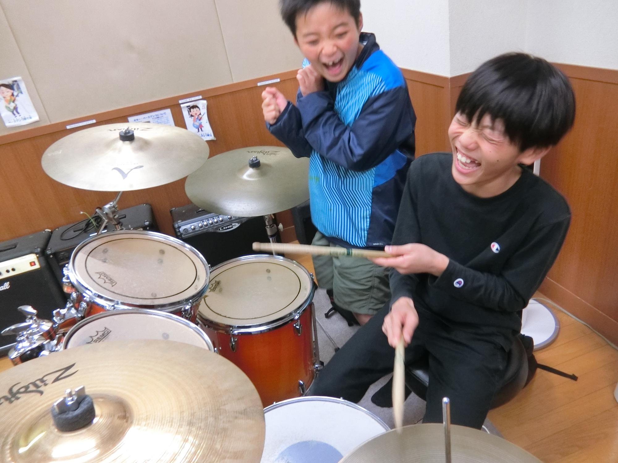 ドラムを叩いている様子