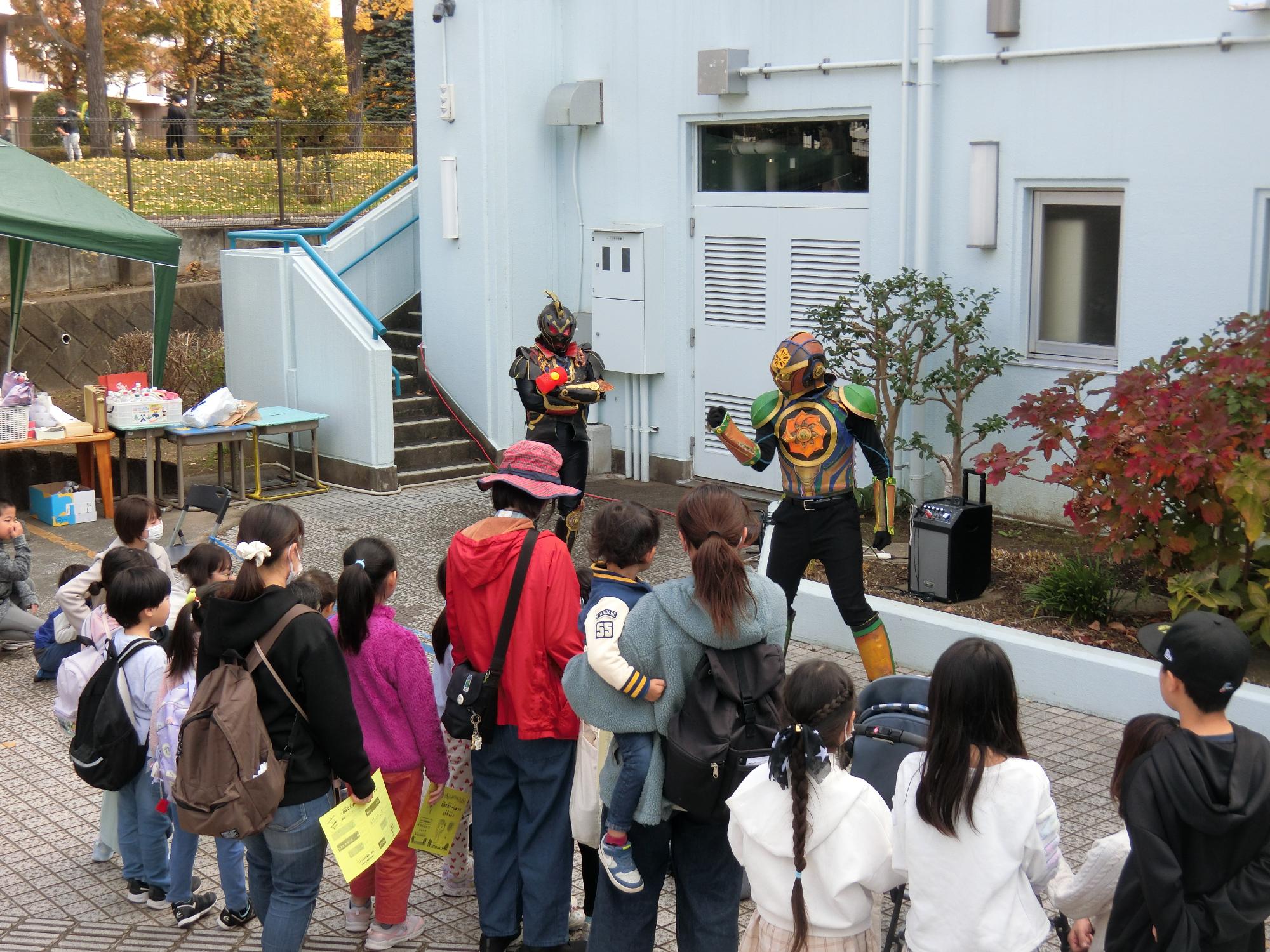 まつりオープニングのカキライザーショーの様子
