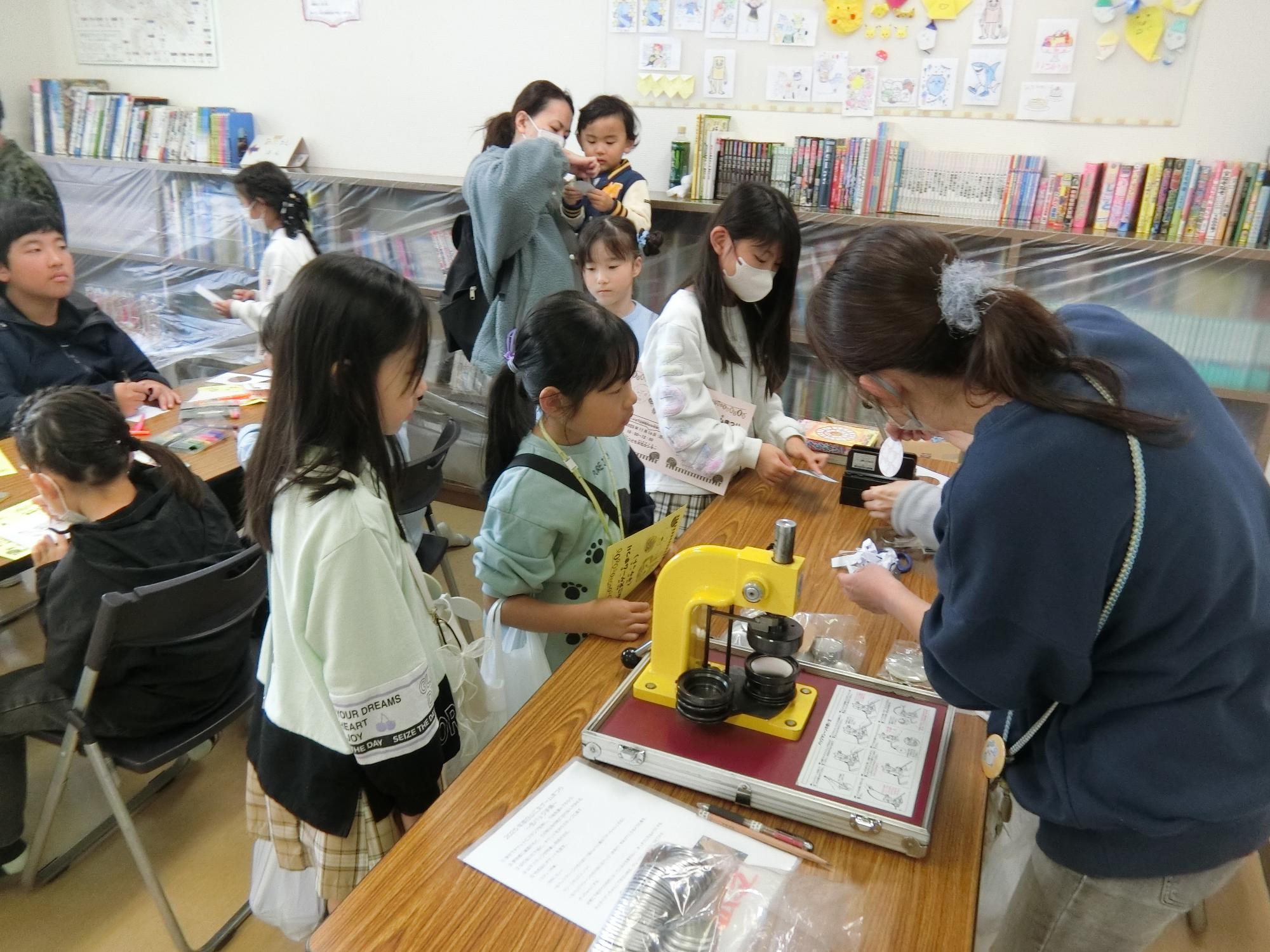 缶バッジ作りをしている様子