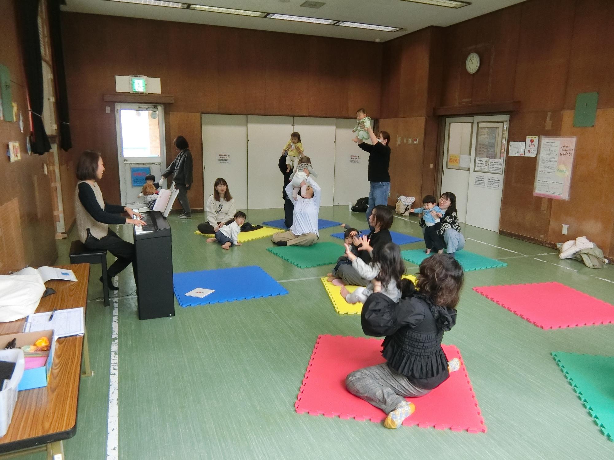 赤ちゃんを高く持ち上げている様子
