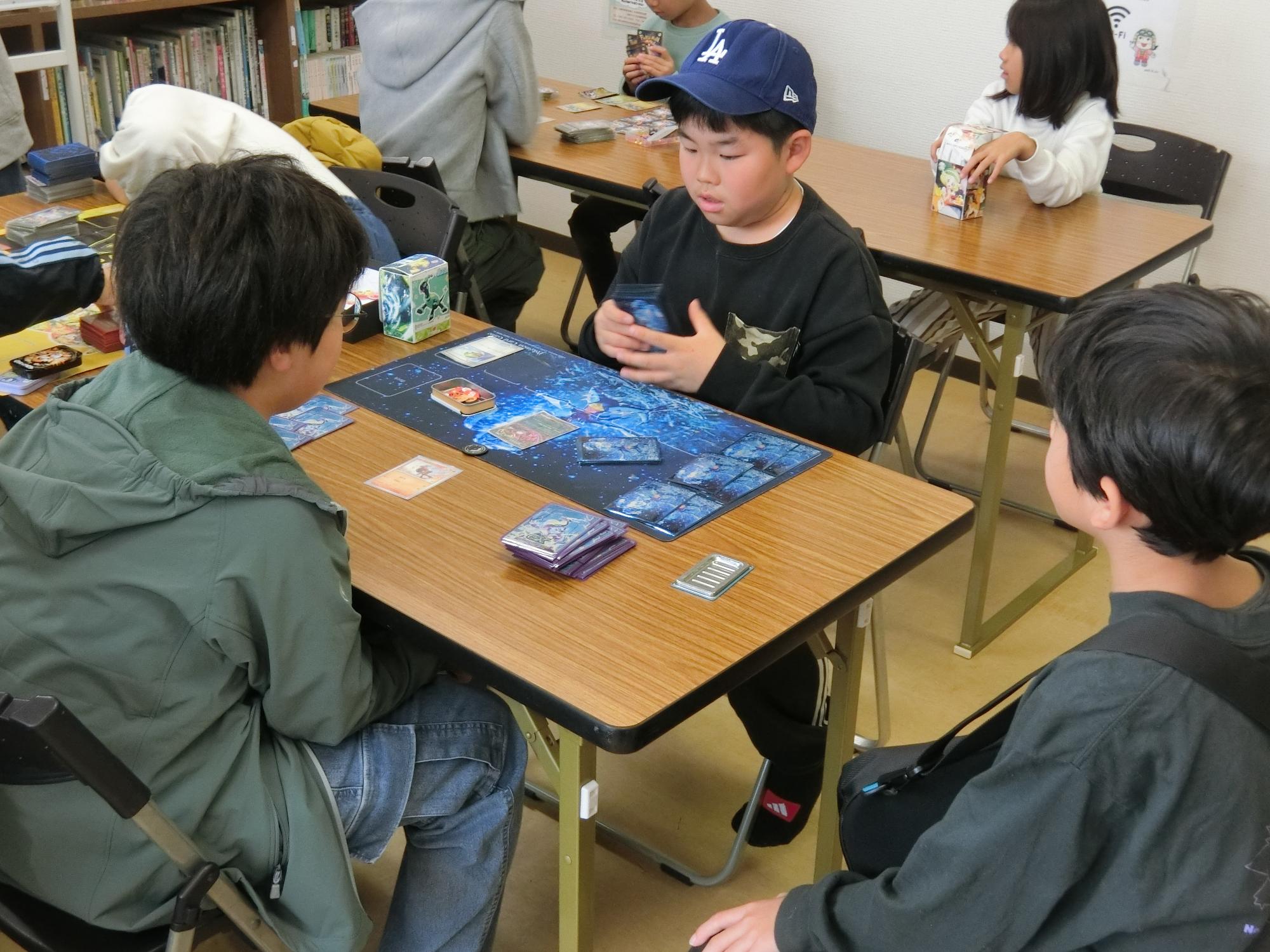 カードゲームの対戦をしている様子