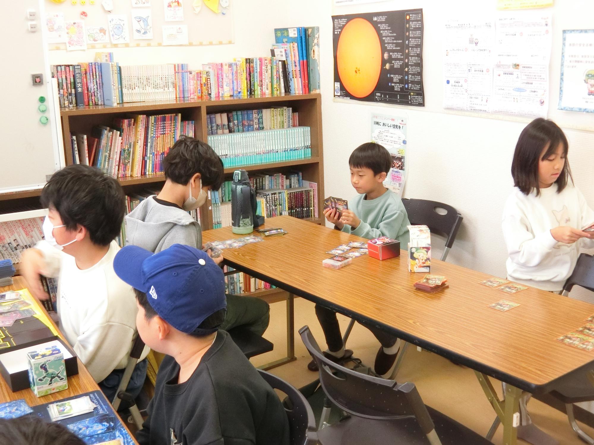 カードゲームの対戦をしている様子