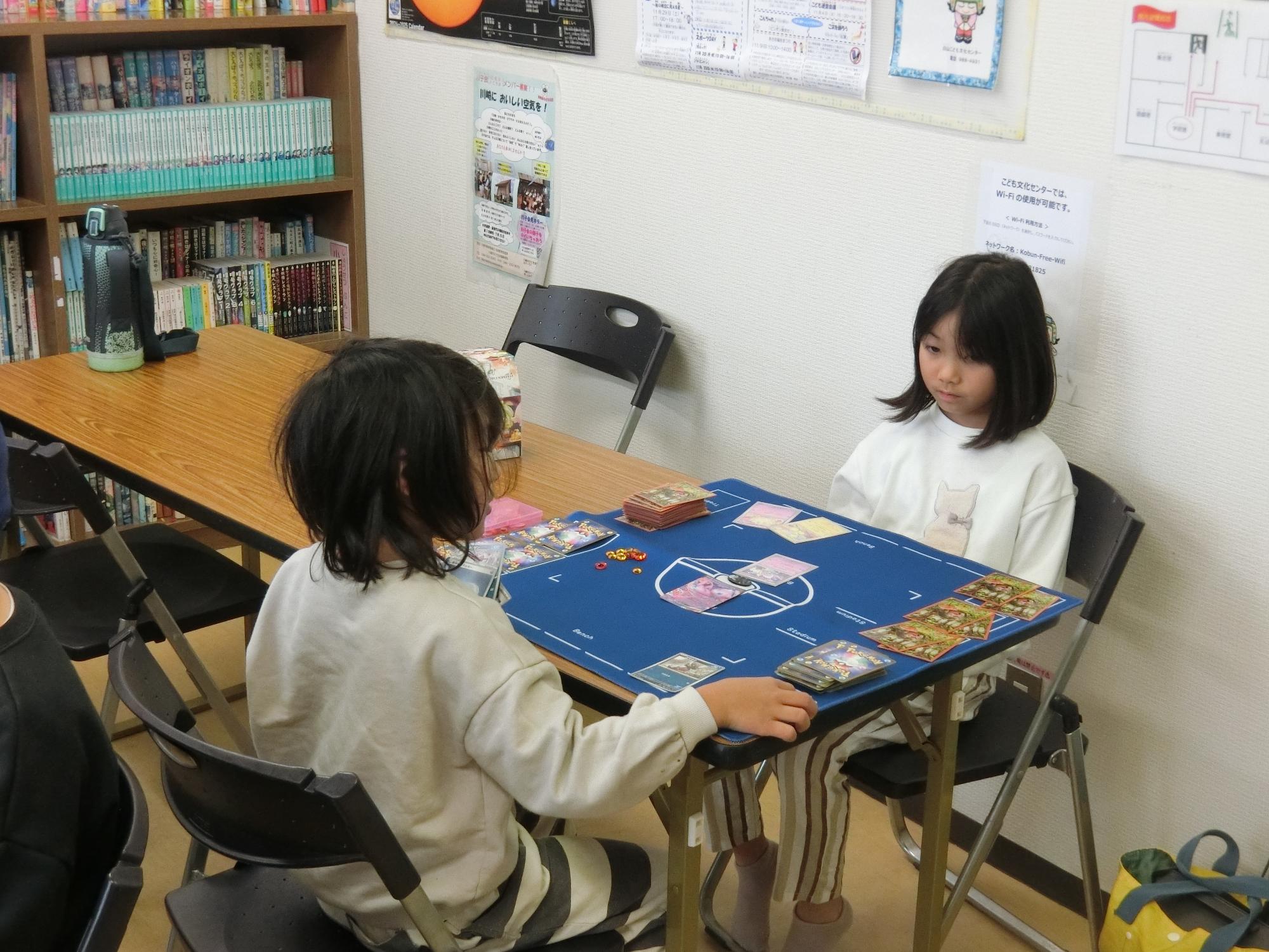 カードゲームの対戦をしている様子