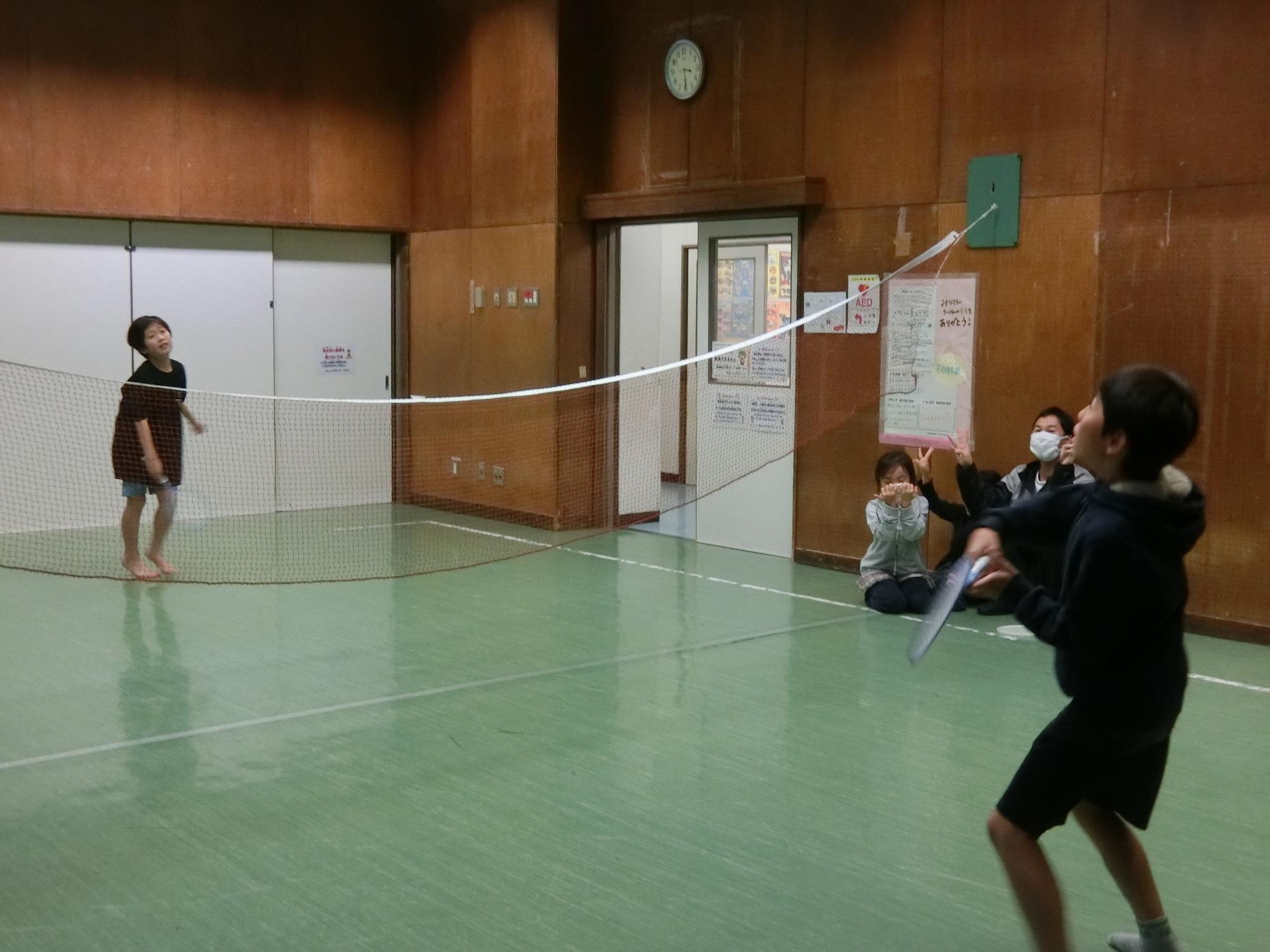 バドミントンの対戦をしている様子