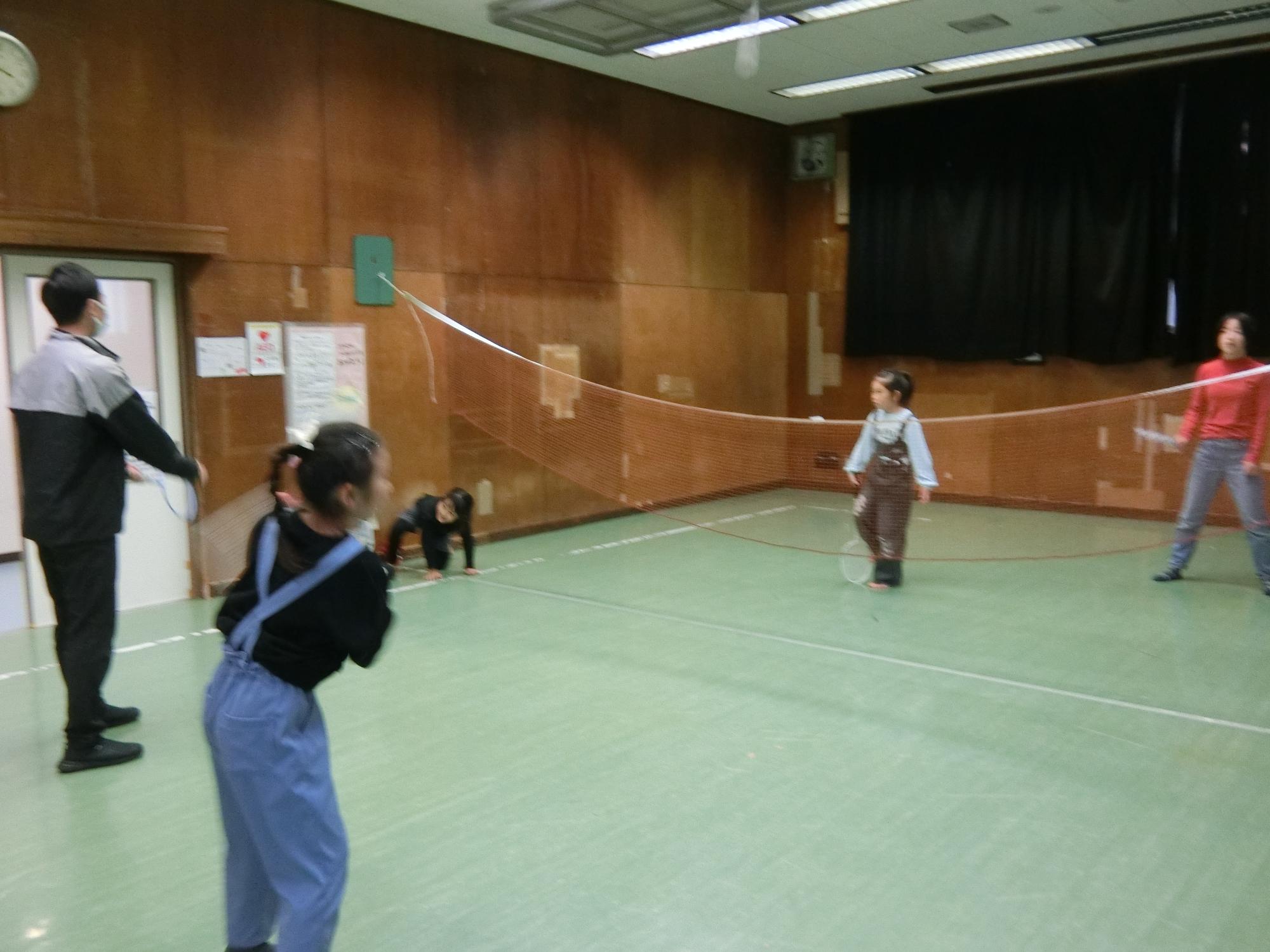 バドミントンのダブルスをしている様子