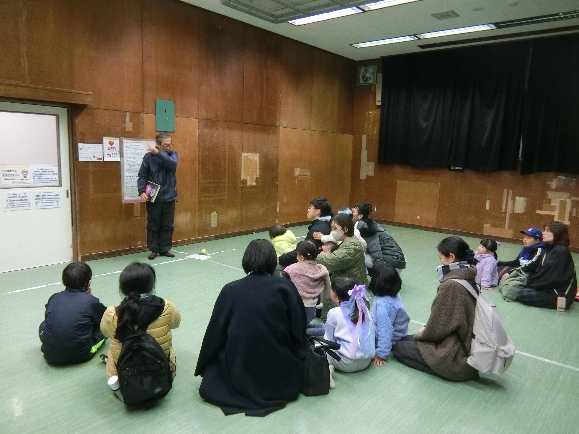 講師から天体観測の説明を受けている様子