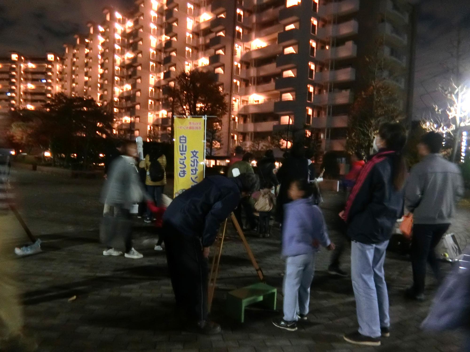 望遠鏡を順番に覗いている様子