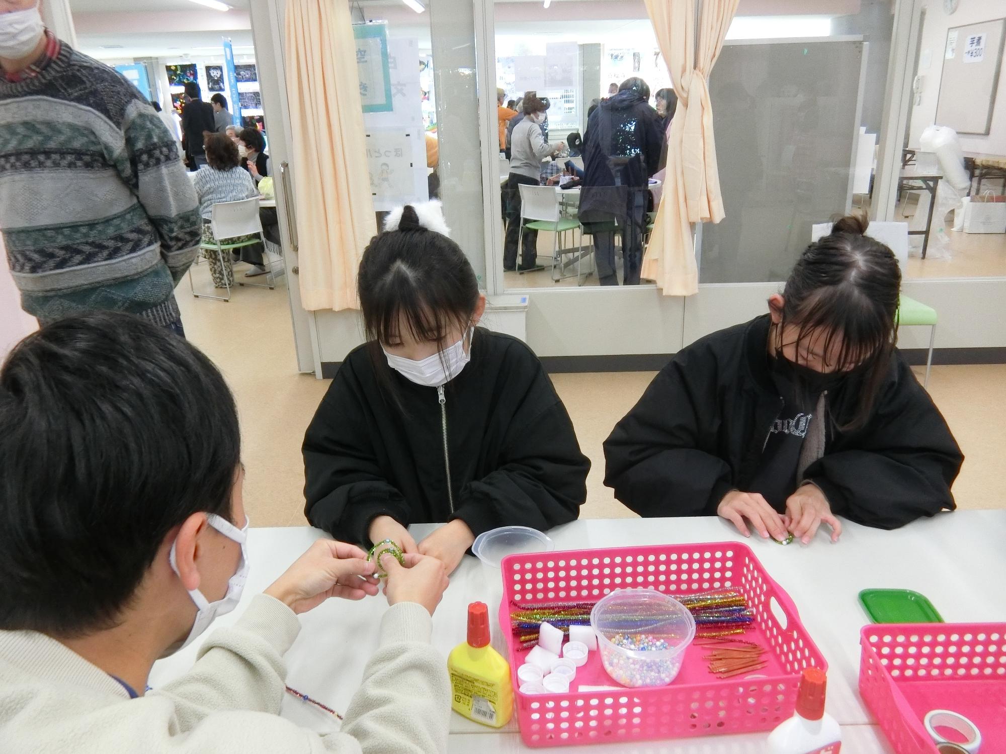 小学生がモールツリーを作っている様子