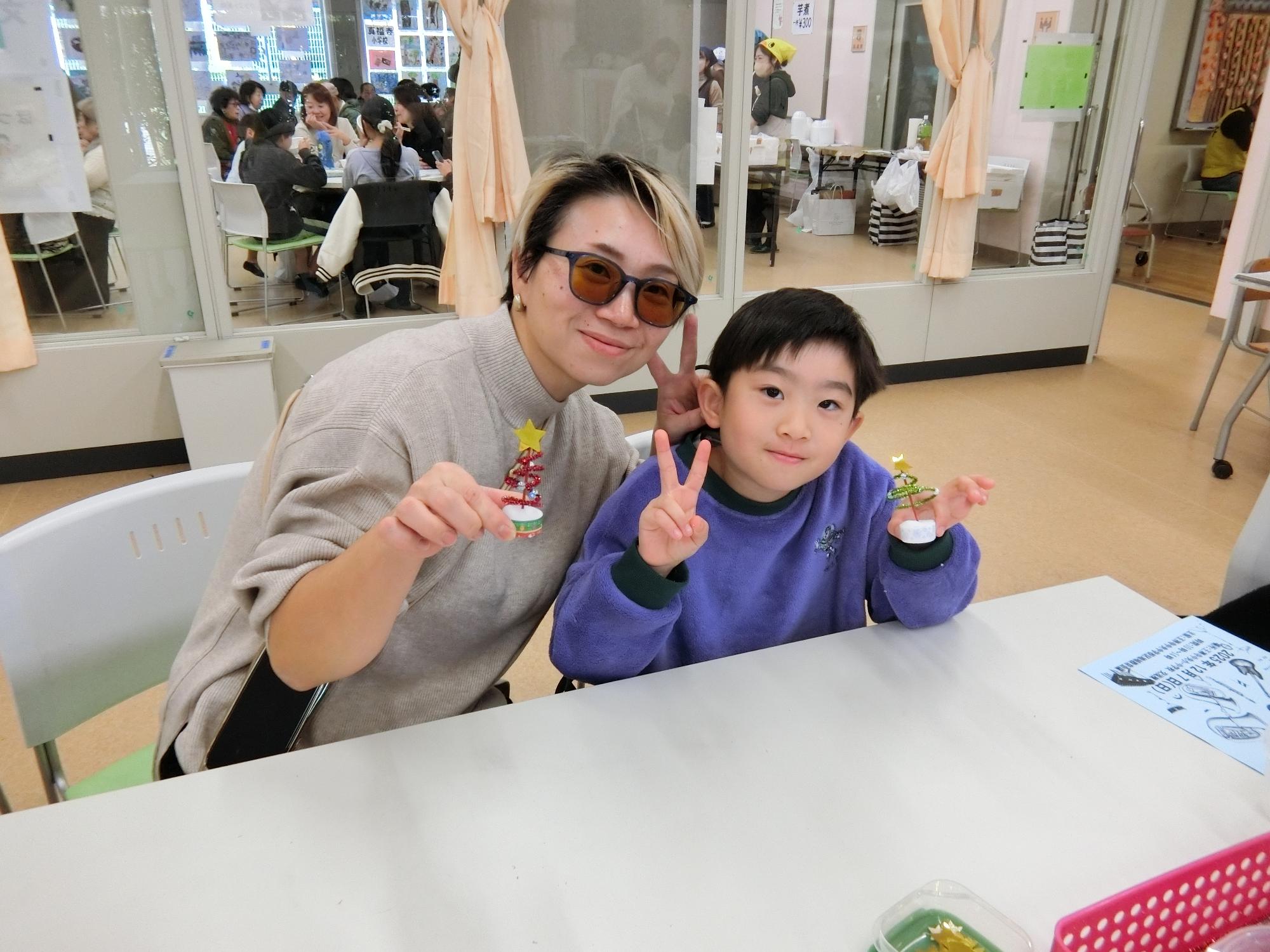 親子でモールツリーを作った様子