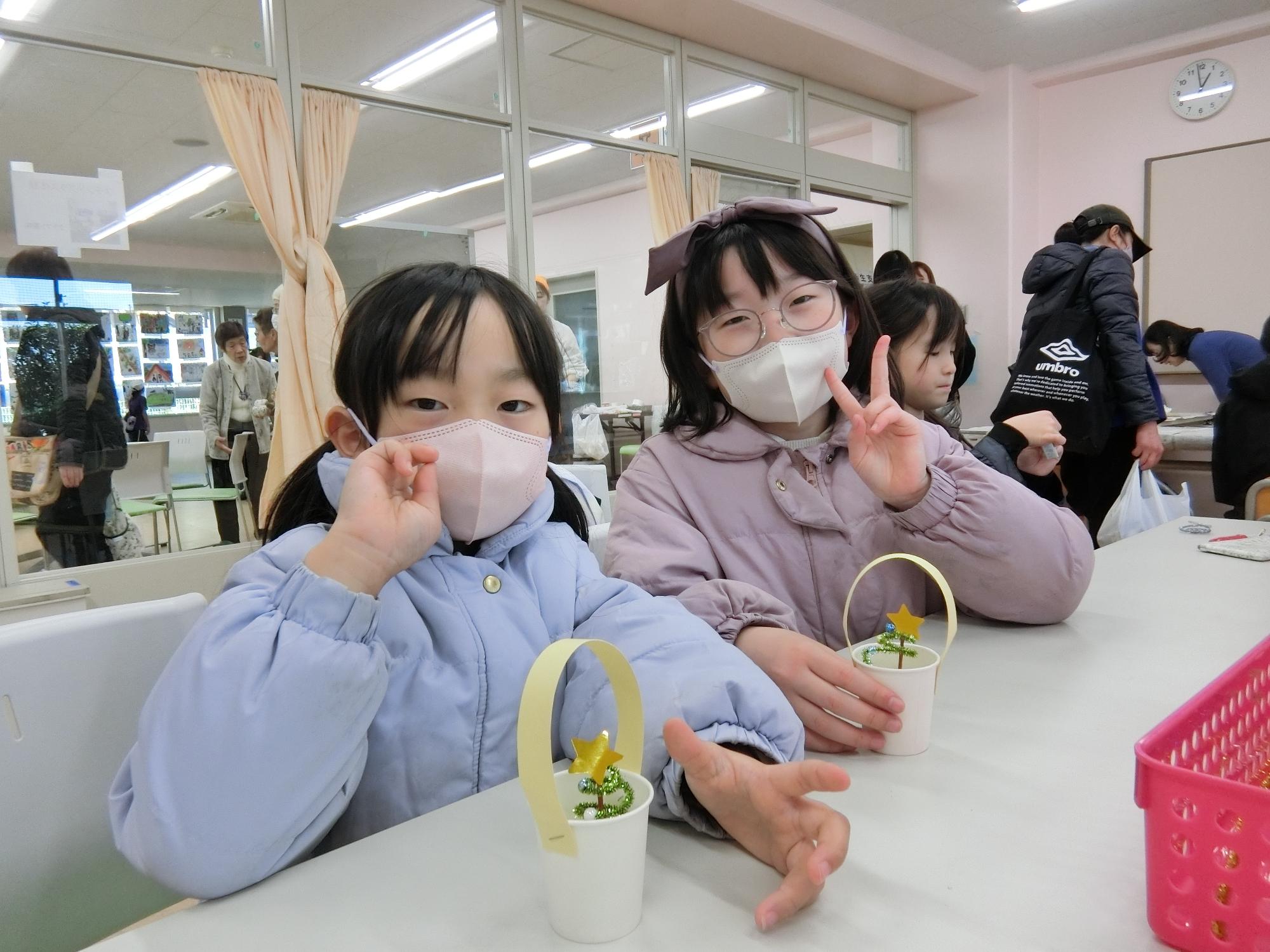 完成したモールツリーと一緒に写真を撮っている様子