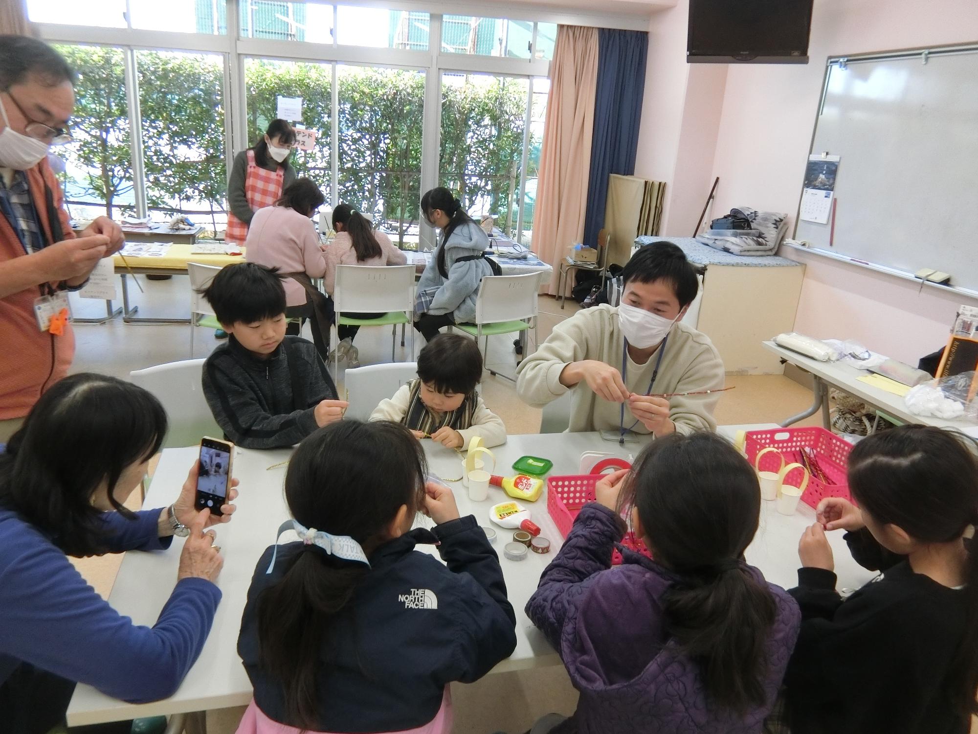 参加者がお手本を見ながら作っている様子