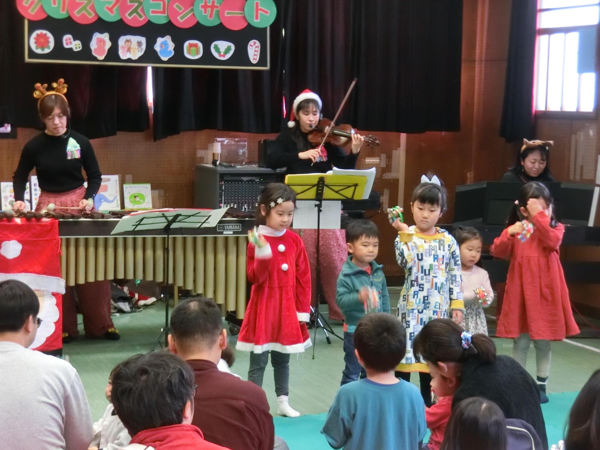 参加した幼児さんも一緒にスズを鳴らしている様子