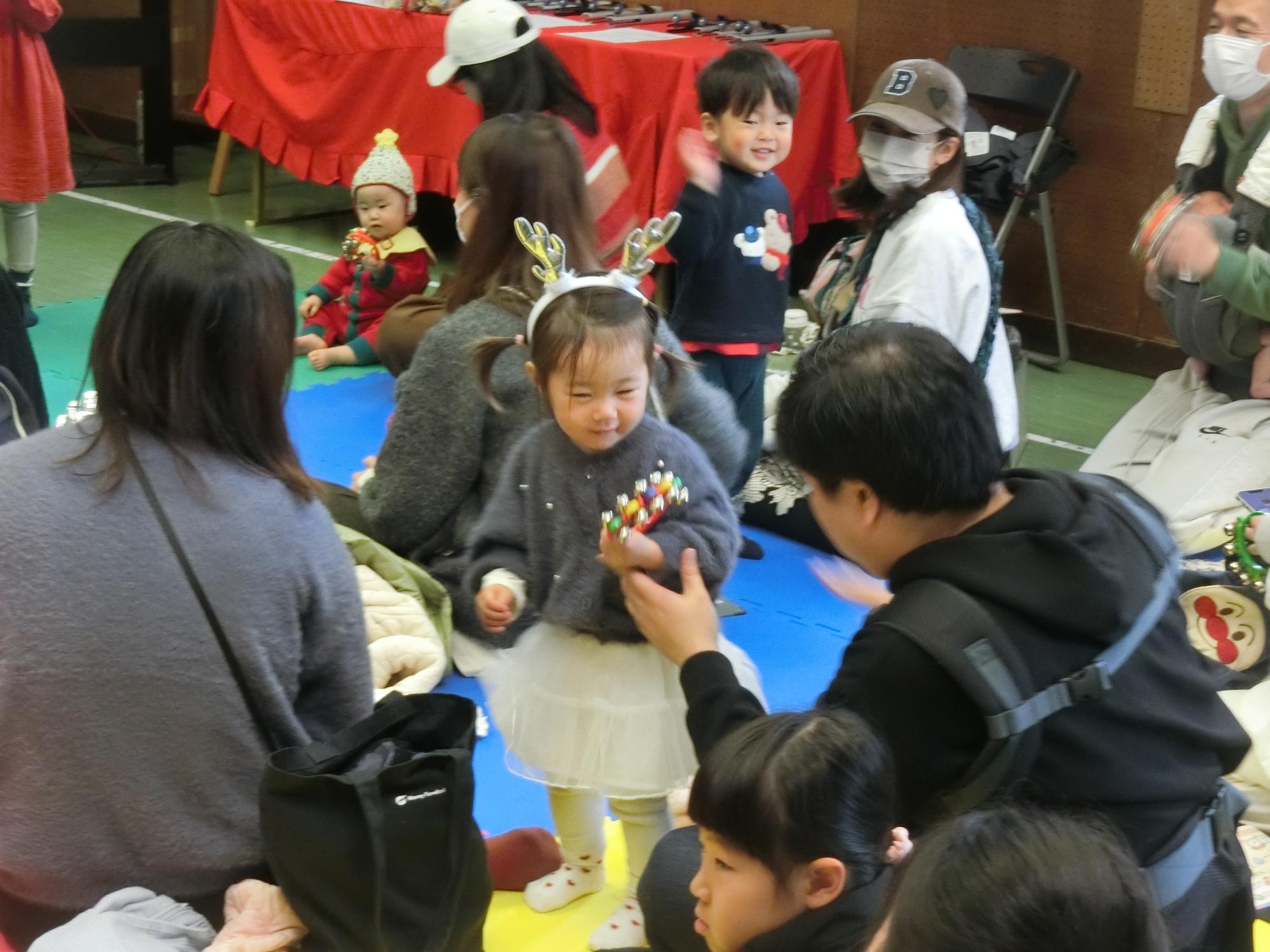 幼児さんがクリスマスの衣装を着ている様子