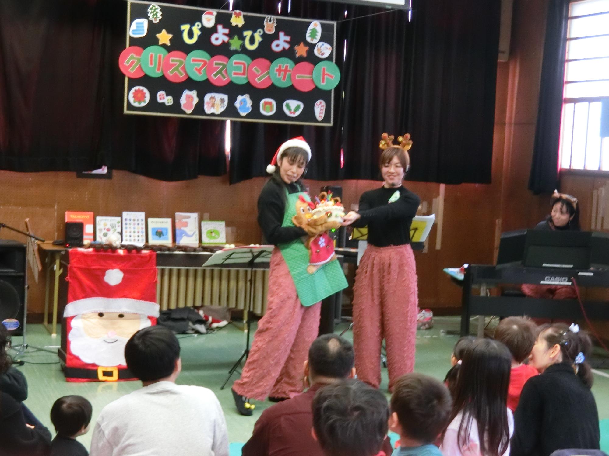 講師の方々がエプロンシアターをしている様子