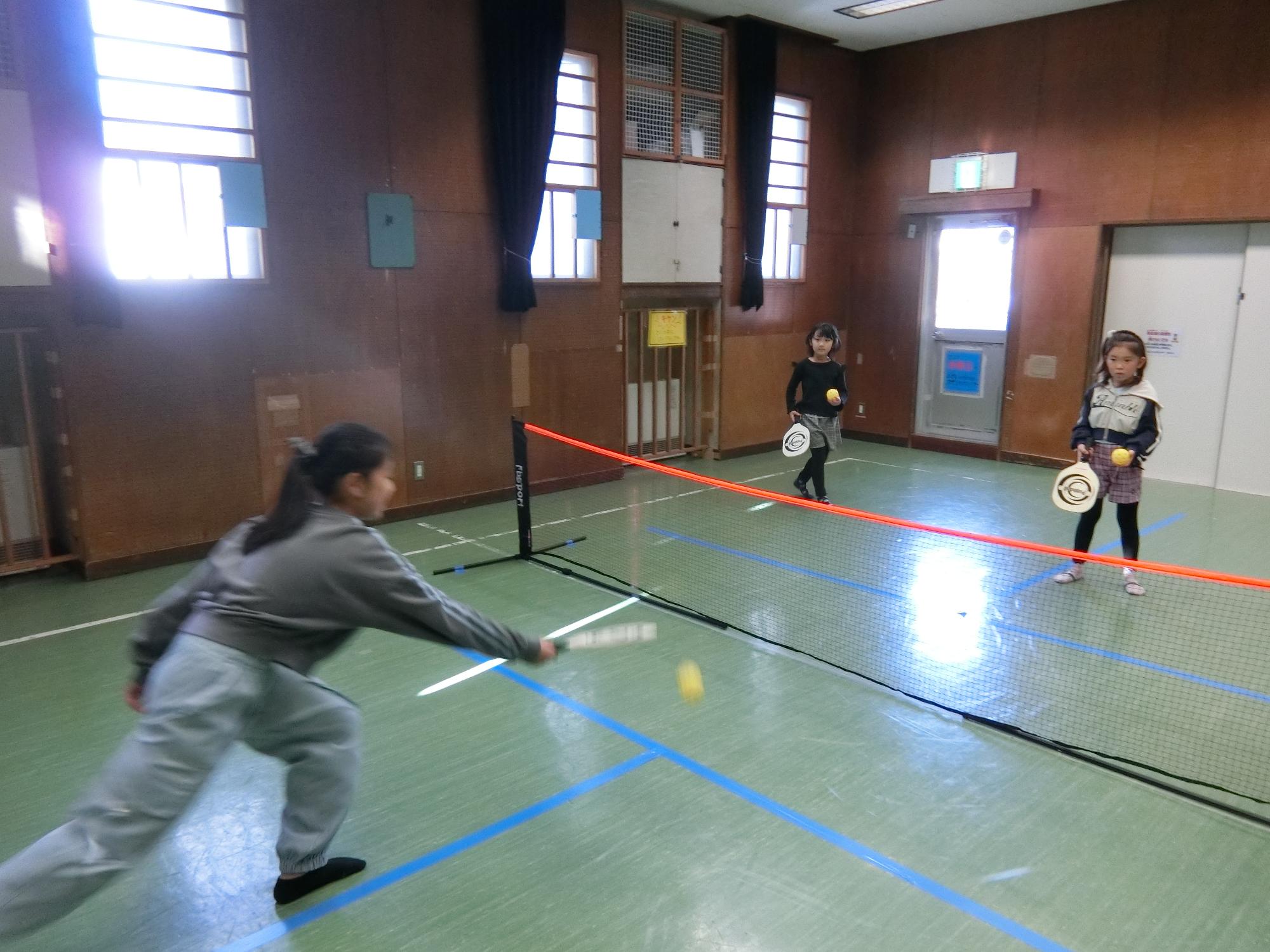 ピックルボールでラリーをしている様子