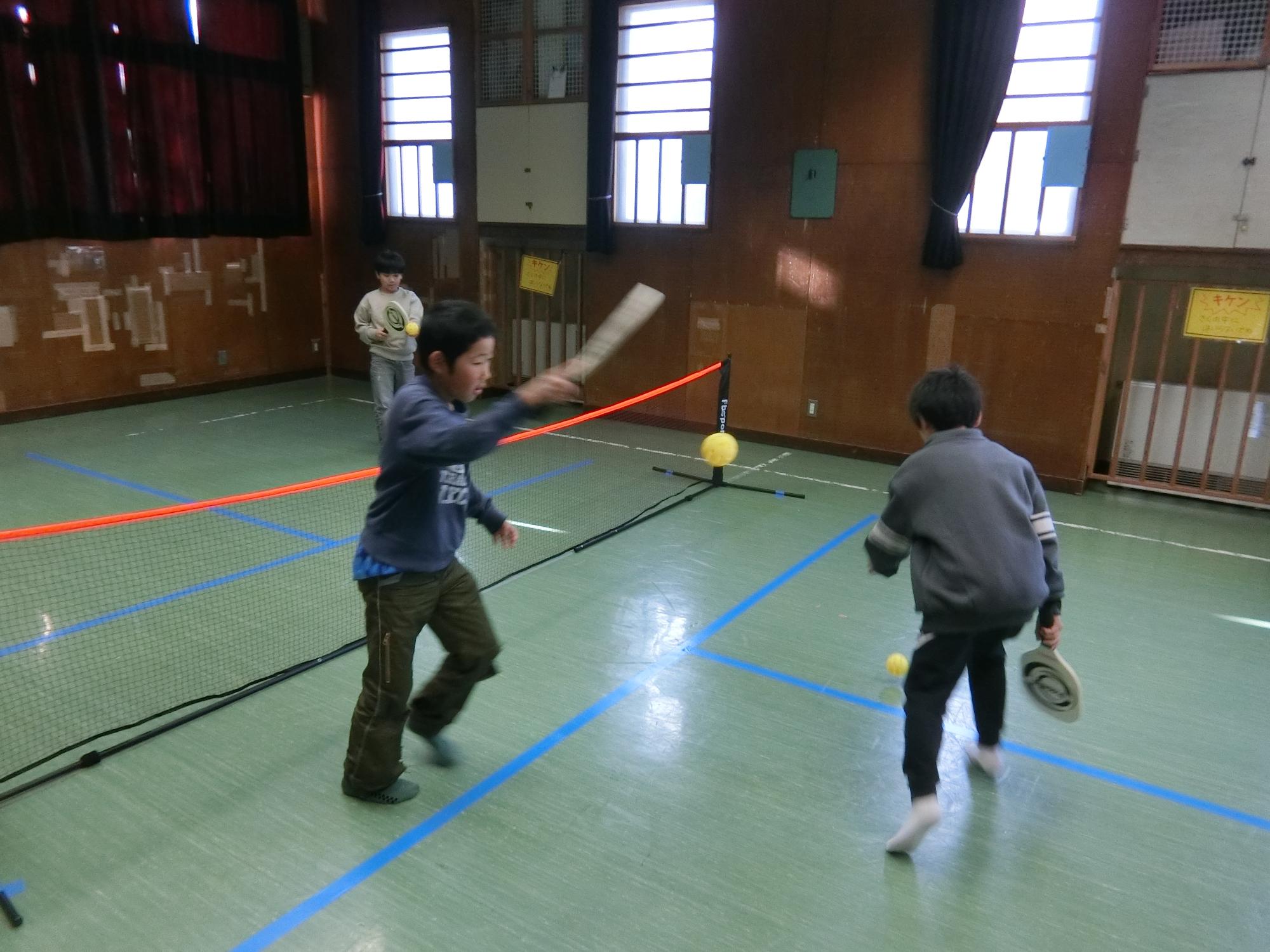 ピックルボールでリフティングしている様子