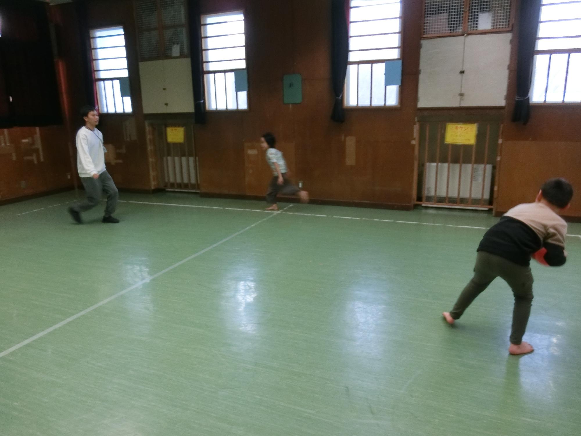 小学生がボールから逃げている様子