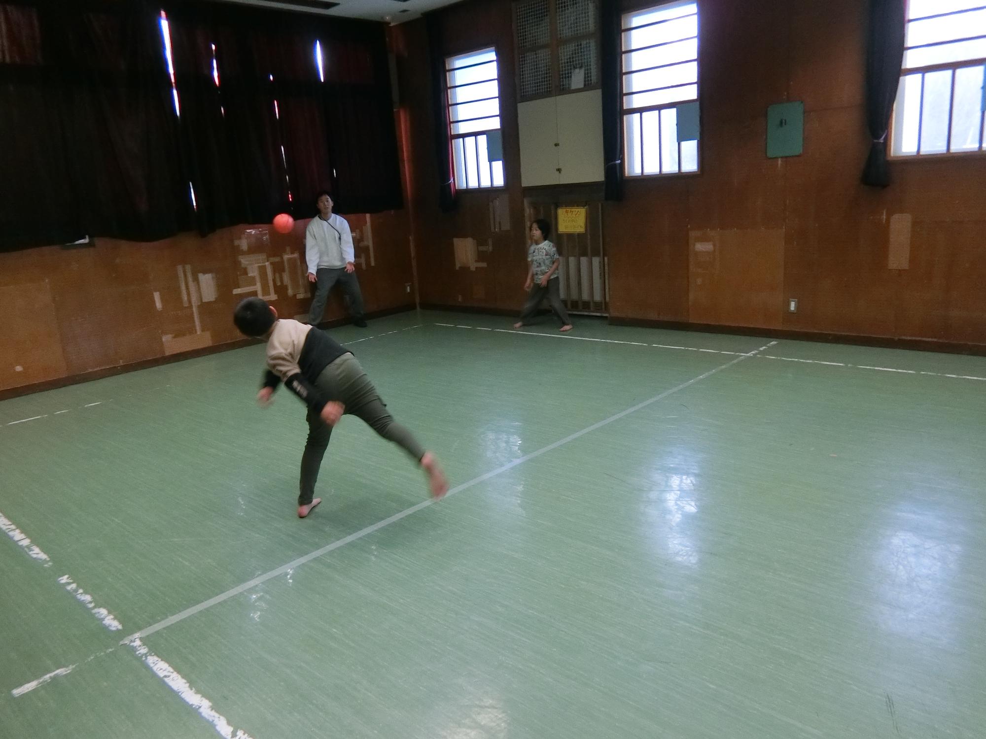 小学生がボールを投げている様子