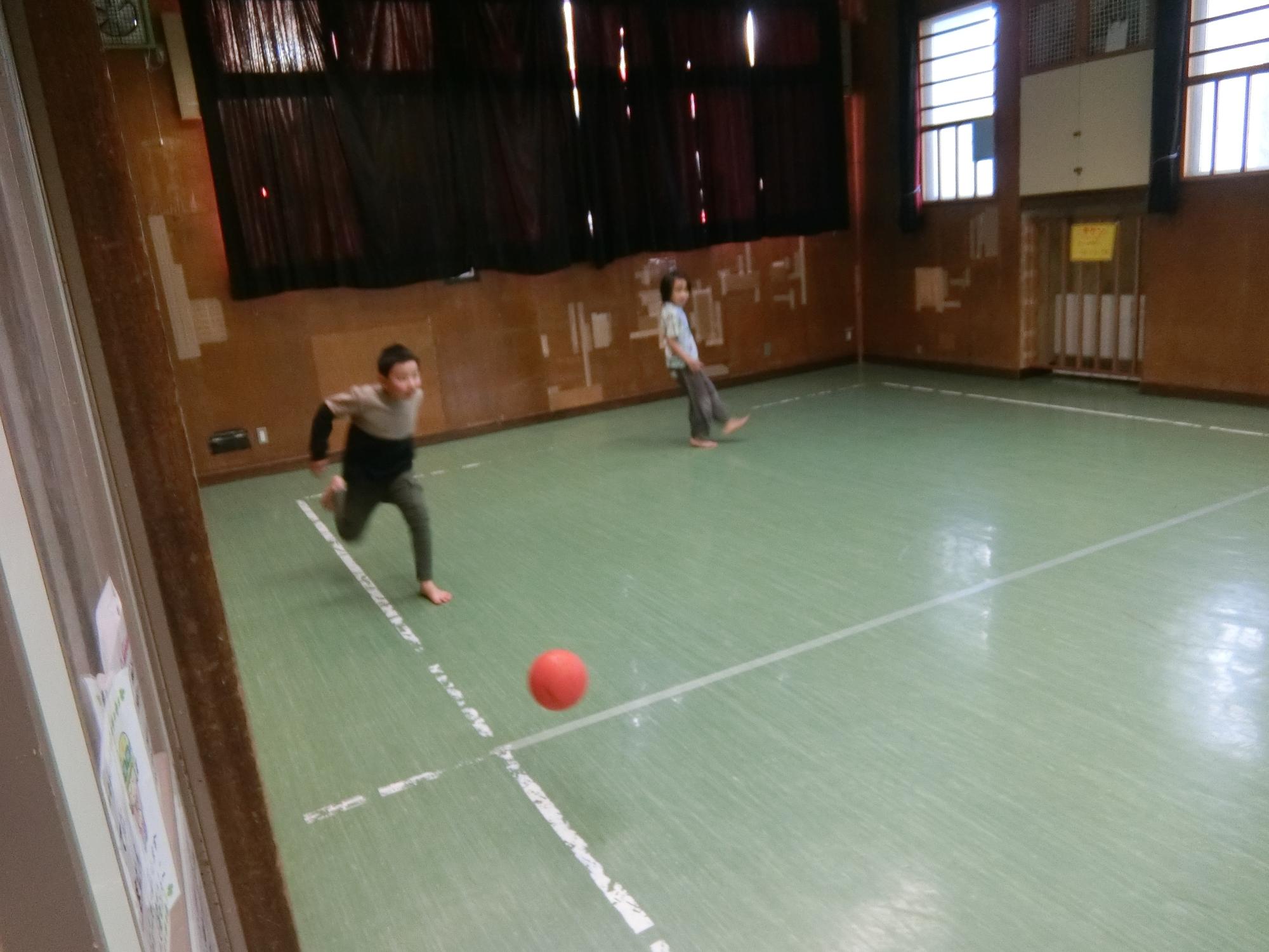 小学生がボールを追いかけている様子