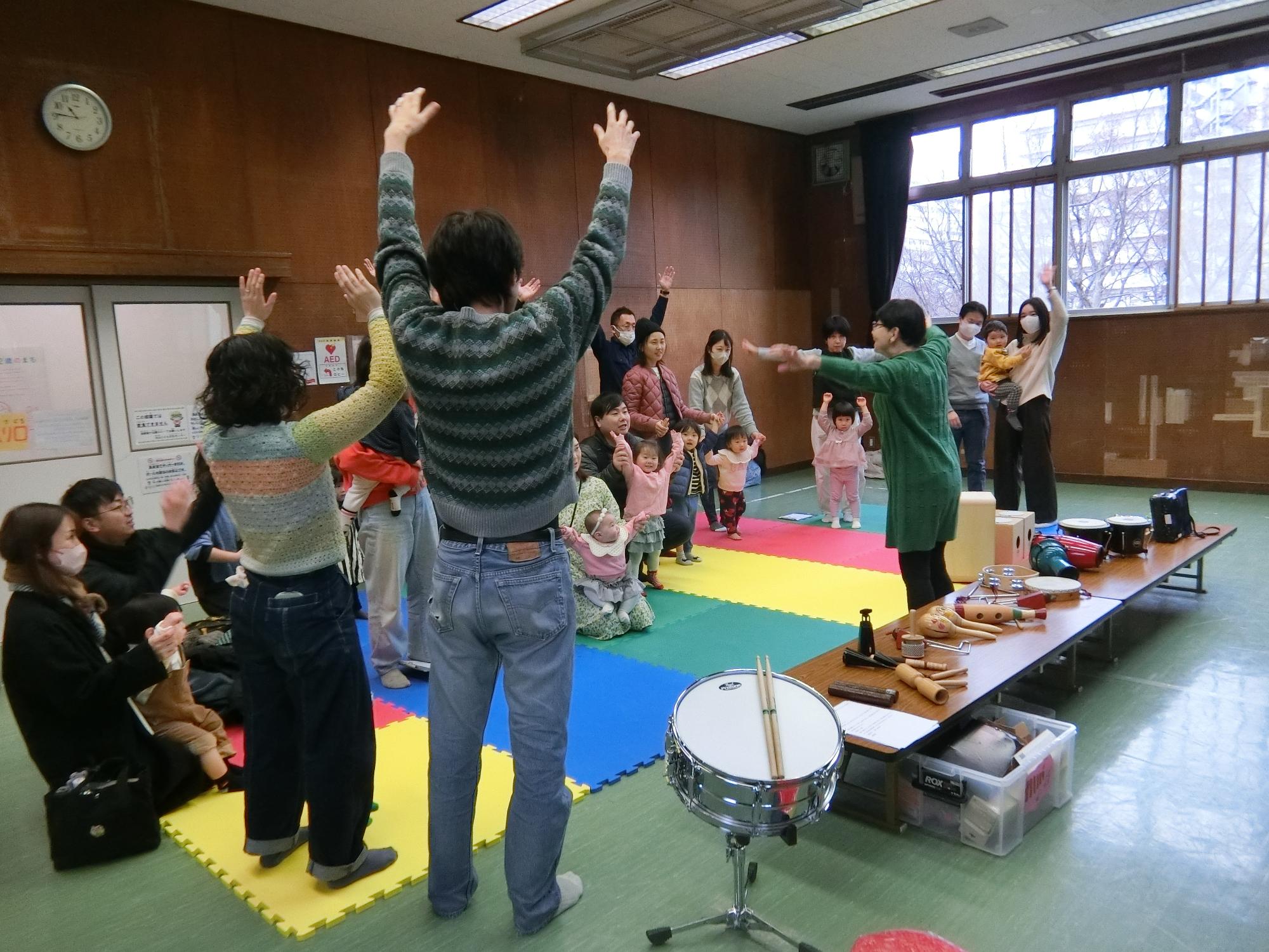 親子で体を動かしている様子