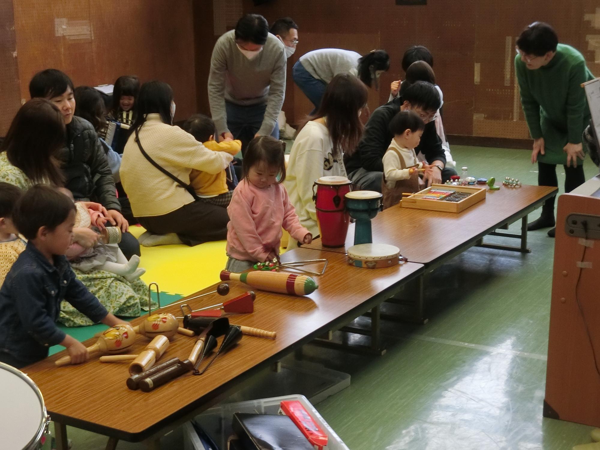 幼児親子が楽器を選んでいる様子