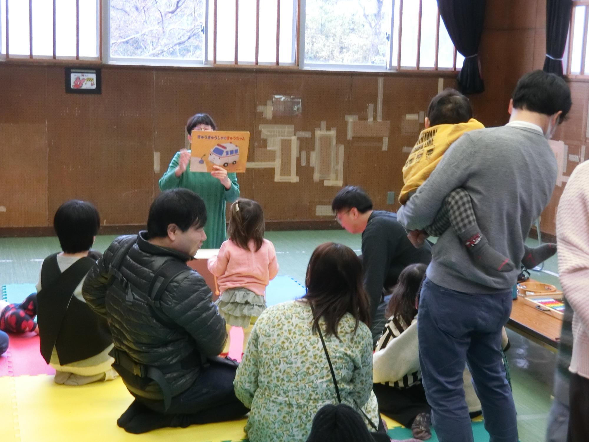 紙芝居を見ている様子