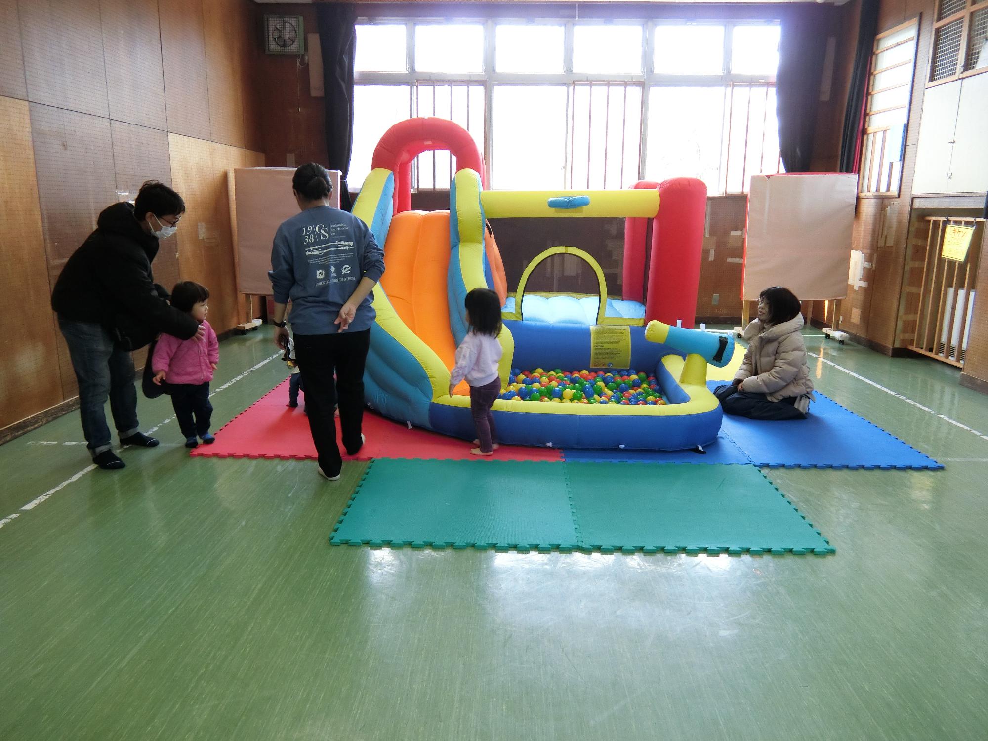 幼児親子が大きなボールプールで遊んでいる様子